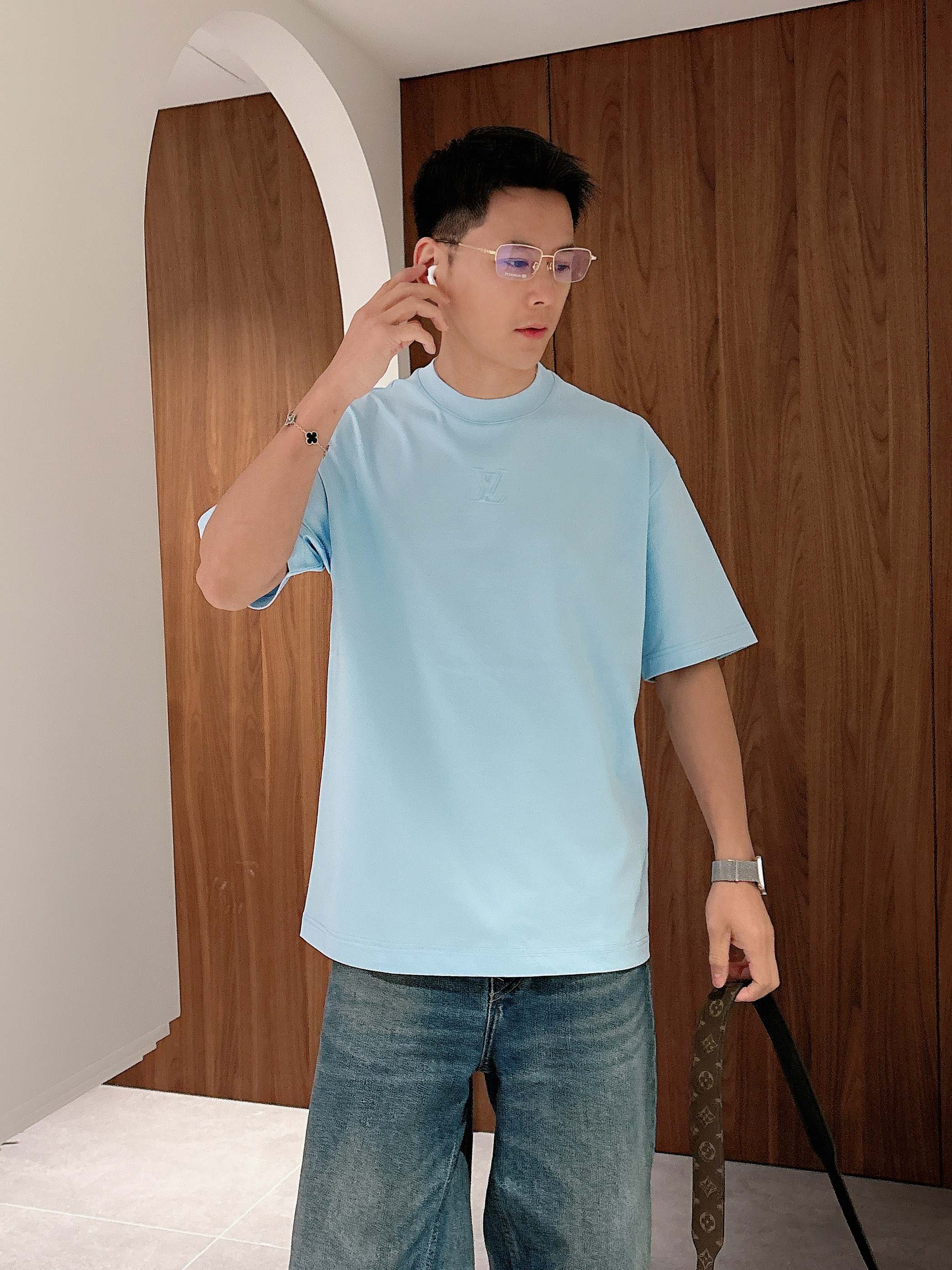 【 LV 2026春夏 · 高阶定制T恤】🔹 核心面料：秘鲁进口匹马棉 × 顶级丝光工艺🔹 核心体感：蚕