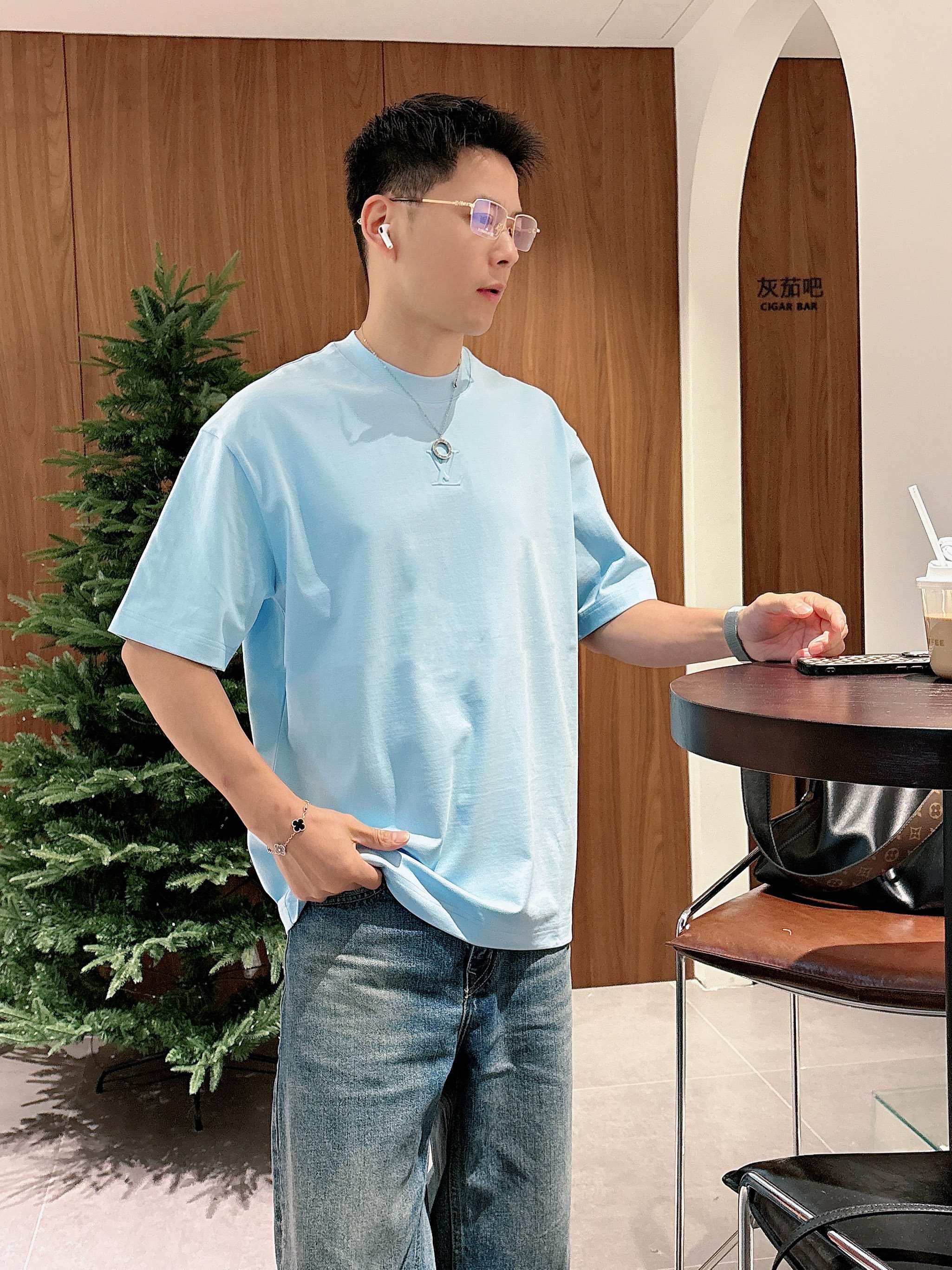 【 LV 2026春夏 · 高阶定制T恤】🔹 核心面料：秘鲁进口匹马棉 × 顶级丝光工艺🔹 核心体感：蚕