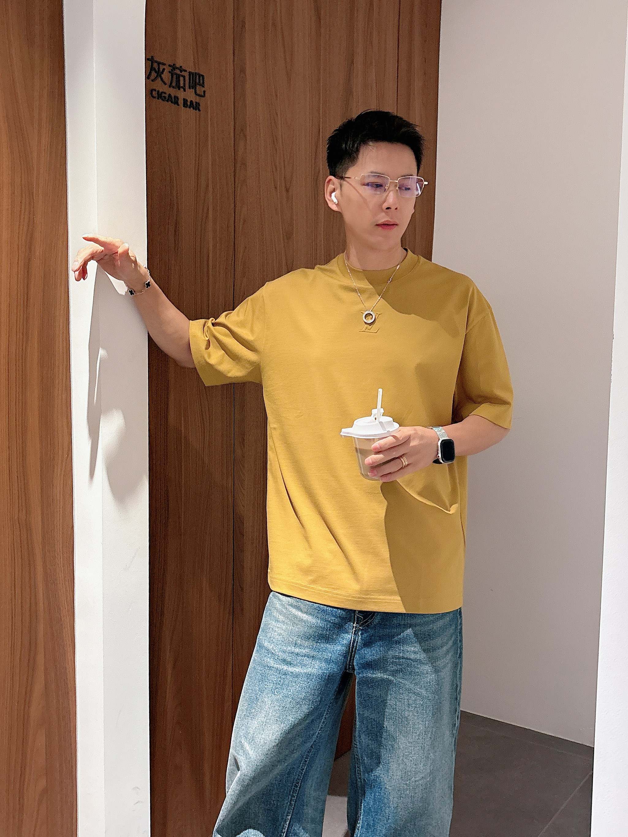 【 LV 2026春夏 · 高阶定制T恤】🔹 核心面料：秘鲁进口匹马棉 × 顶级丝光工艺🔹 核心体感：蚕