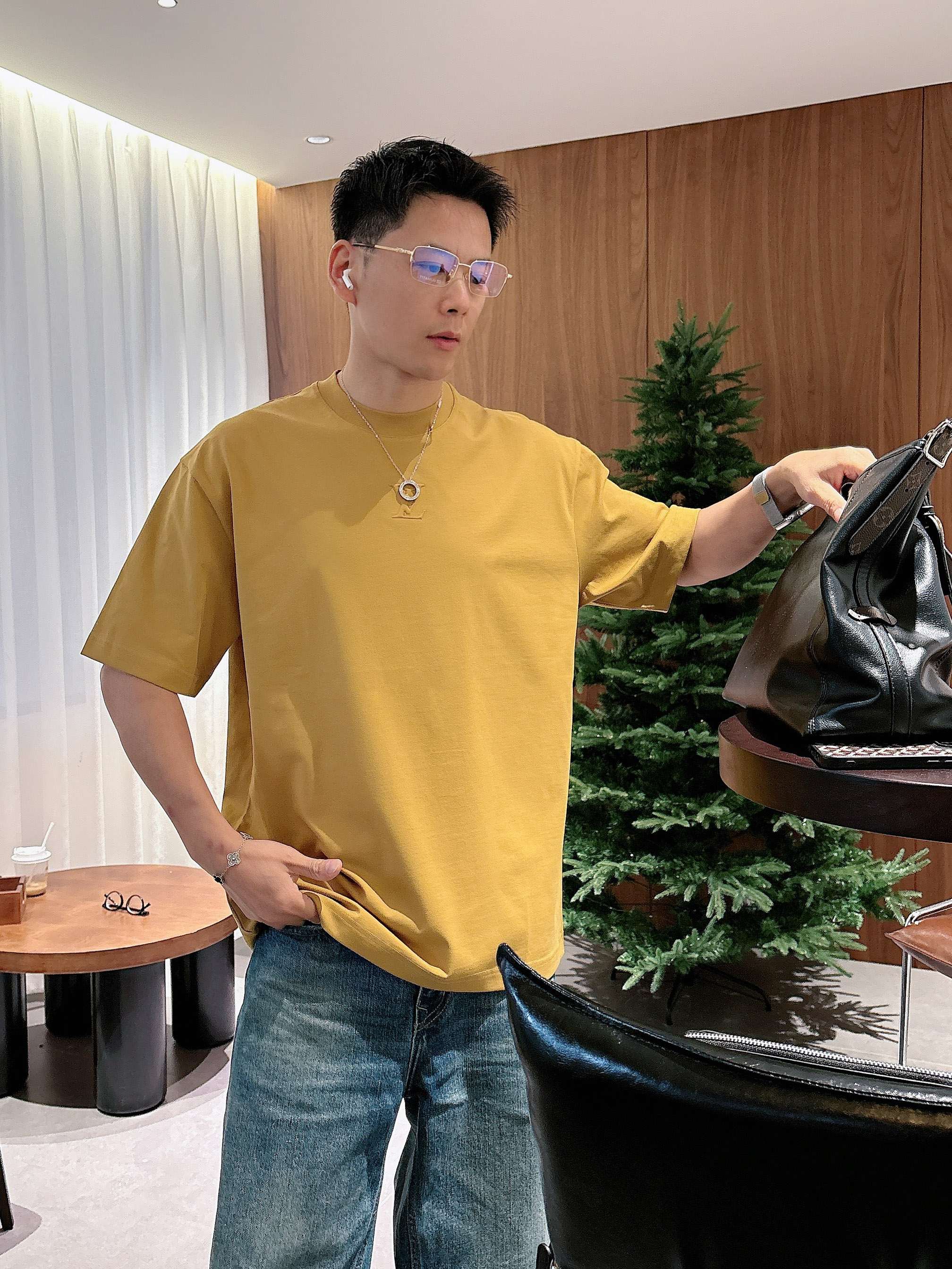 【 LV 2026春夏 · 高阶定制T恤】🔹 核心面料：秘鲁进口匹马棉 × 顶级丝光工艺🔹 核心体感：蚕