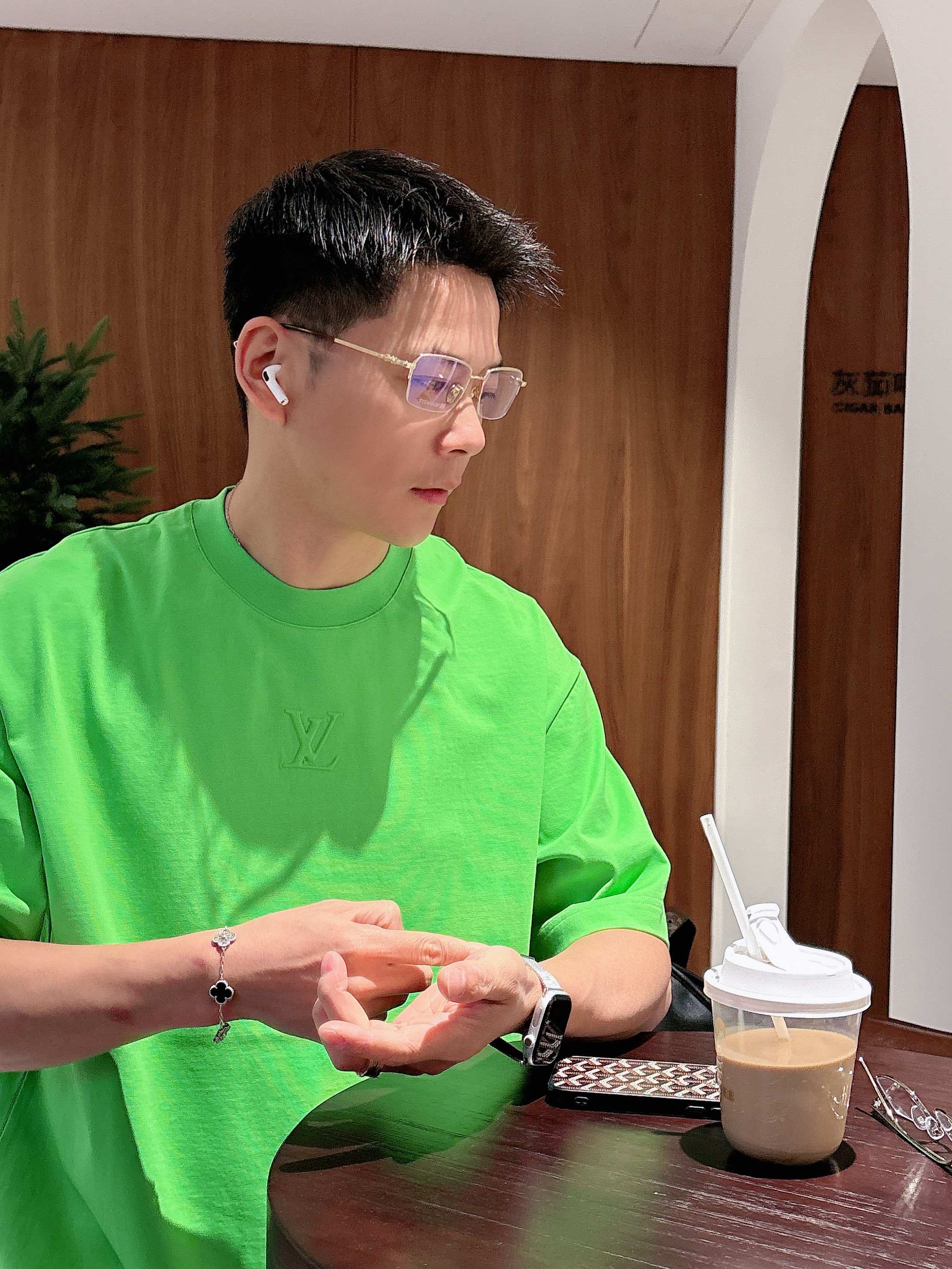 【 LV 2026春夏 · 高阶定制T恤】🔹 核心面料：秘鲁进口匹马棉 × 顶级丝光工艺🔹 核心体感：蚕