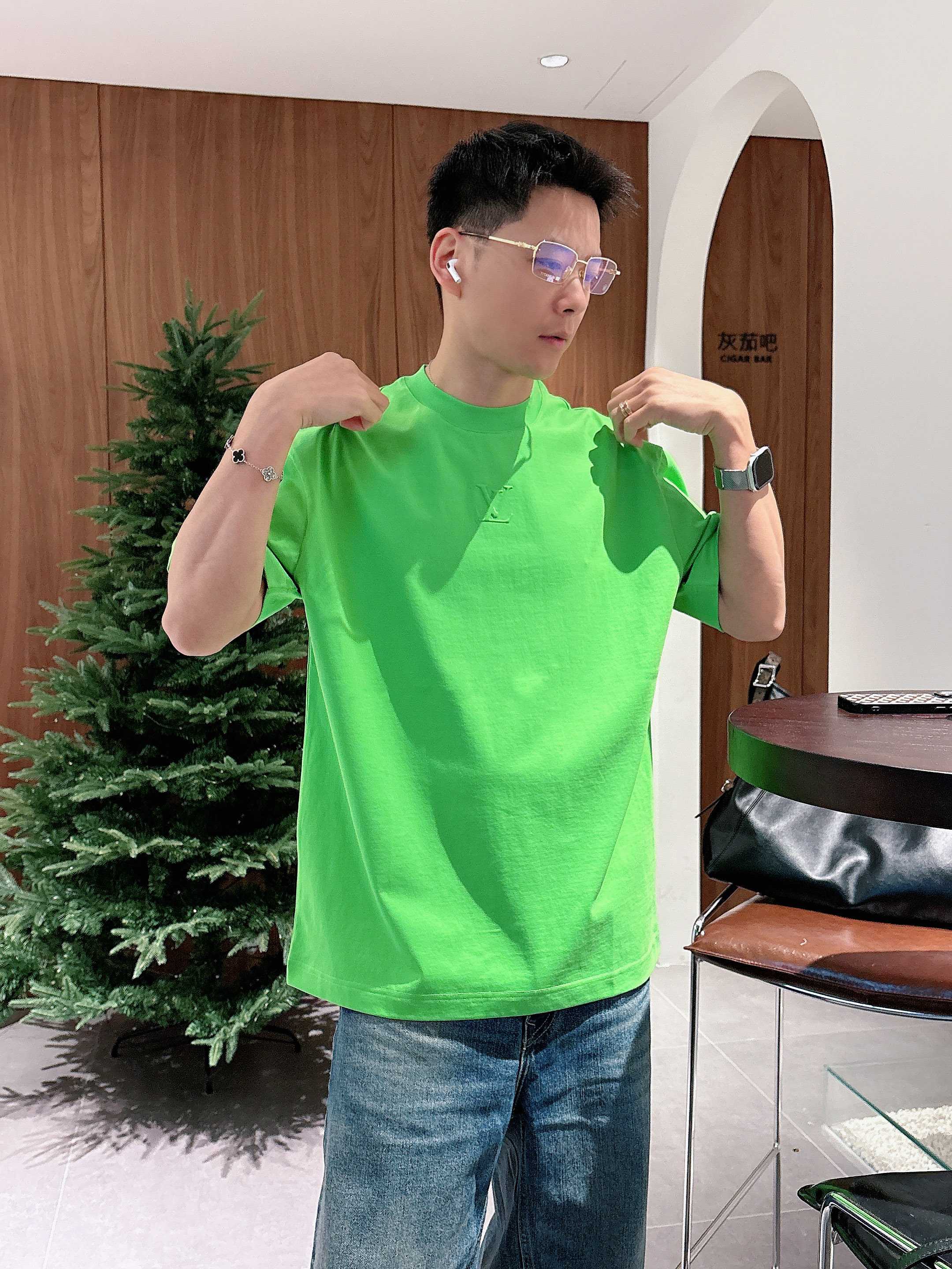 【 LV 2026春夏 · 高阶定制T恤】🔹 核心面料：秘鲁进口匹马棉 × 顶级丝光工艺🔹 核心体感：蚕