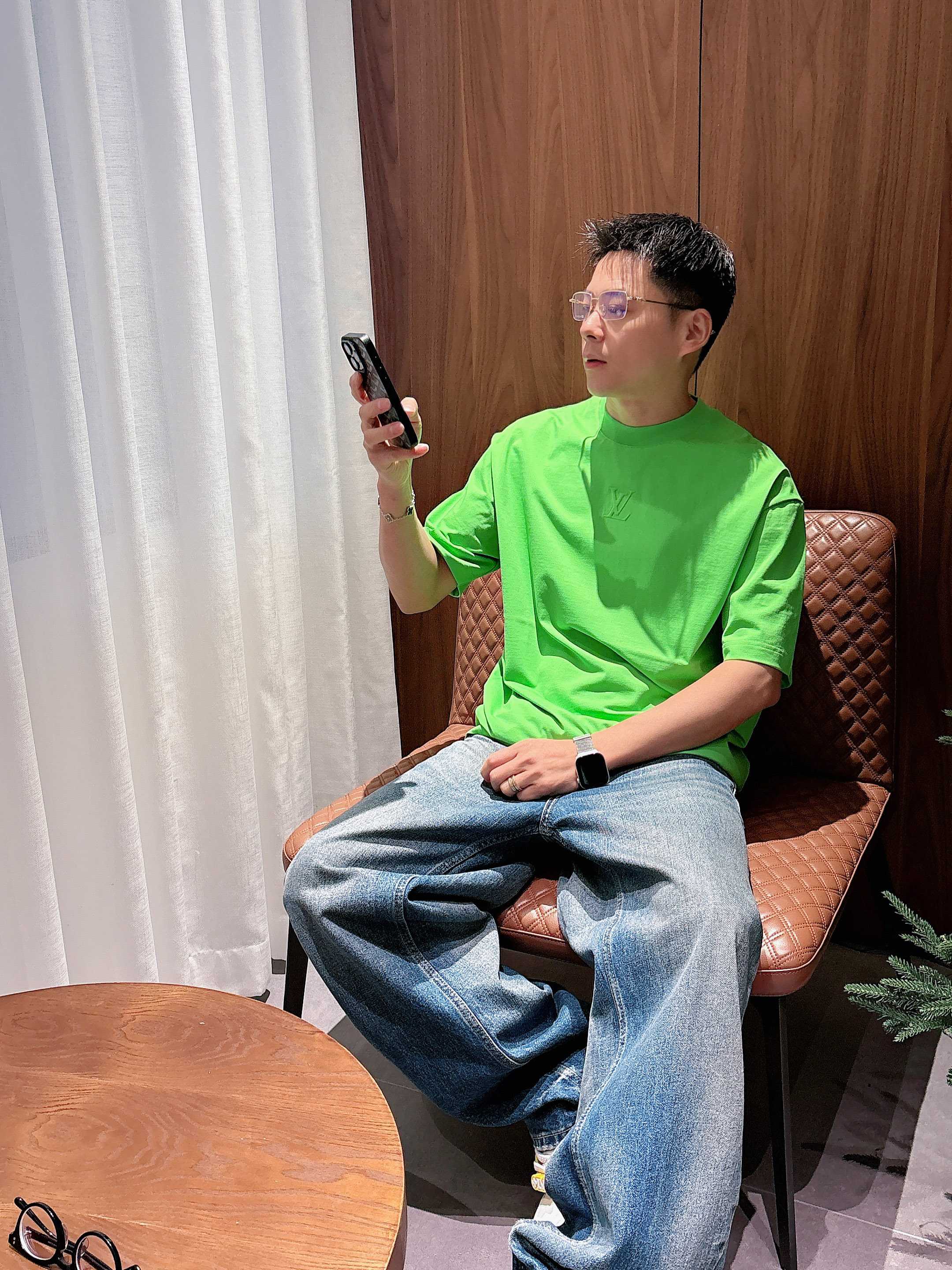 【 LV 2026春夏 · 高阶定制T恤】🔹 核心面料：秘鲁进口匹马棉 × 顶级丝光工艺🔹 核心体感：蚕