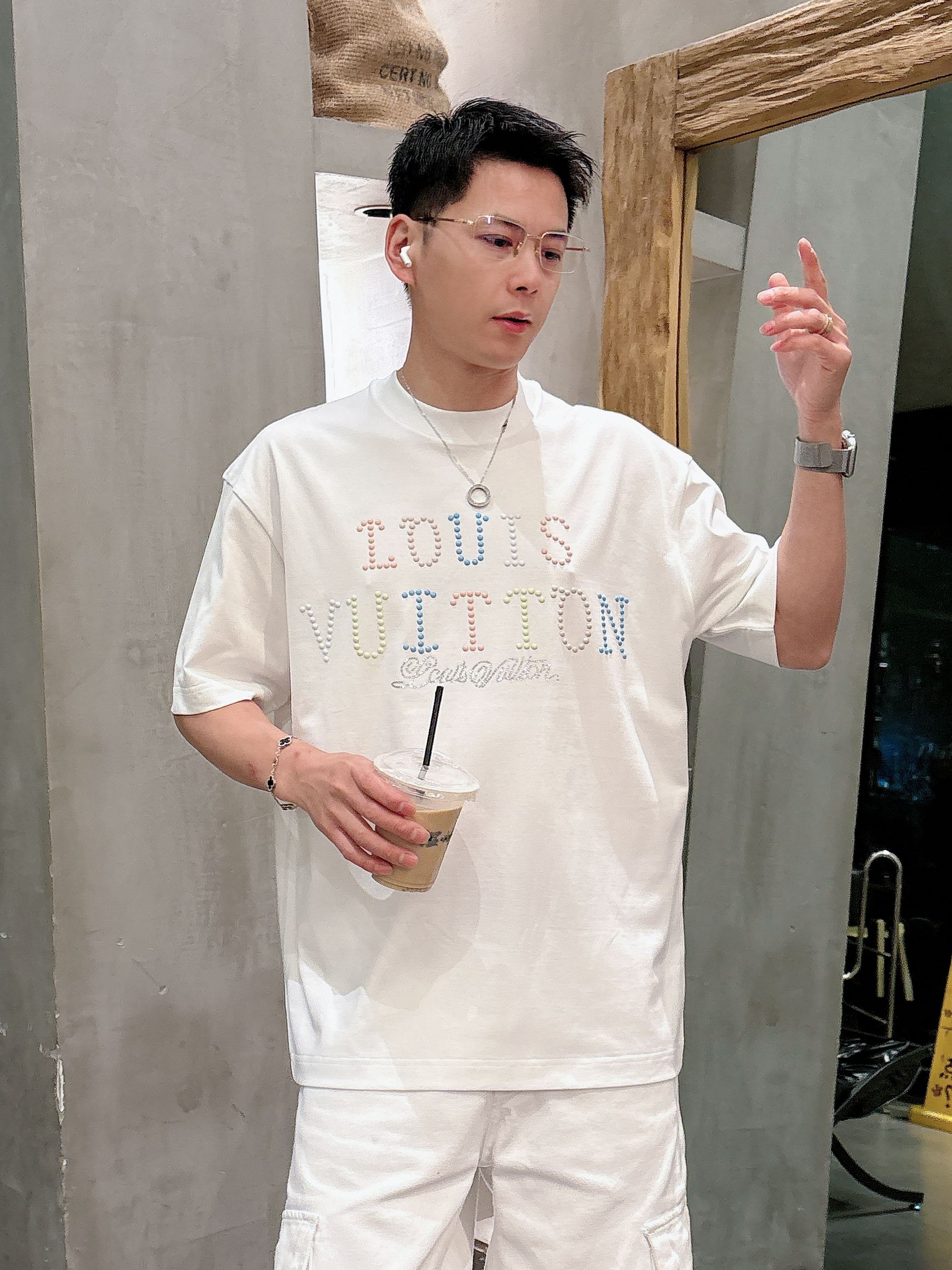 【 LV 2026春夏 · 高阶定制T恤】🔹 核心面料：秘鲁进口匹马棉 × 顶级丝光工艺🔹 核心体感：蚕