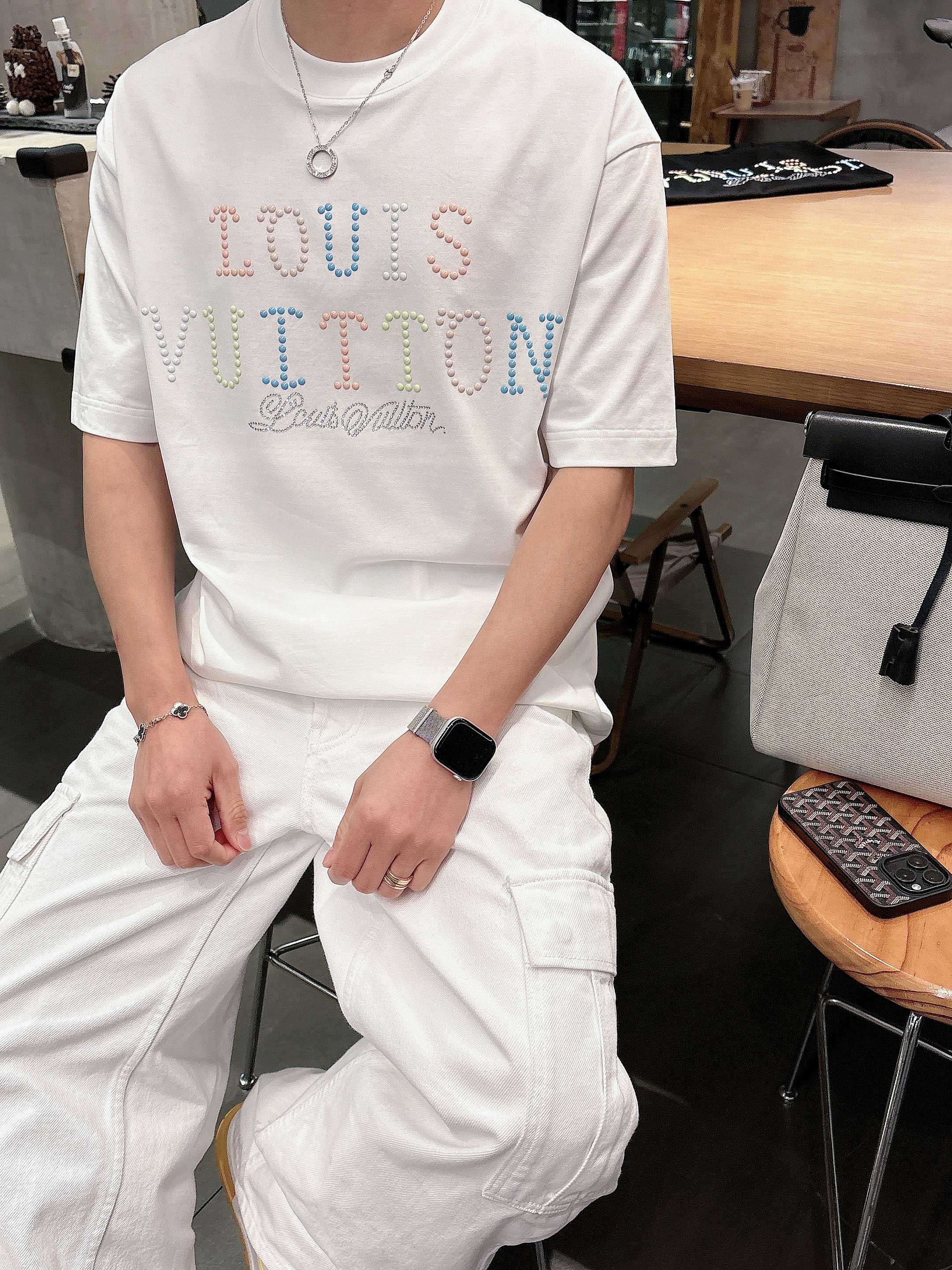 【 LV 2026春夏 · 高阶定制T恤】🔹 核心面料：秘鲁进口匹马棉 × 顶级丝光工艺🔹 核心体感：蚕