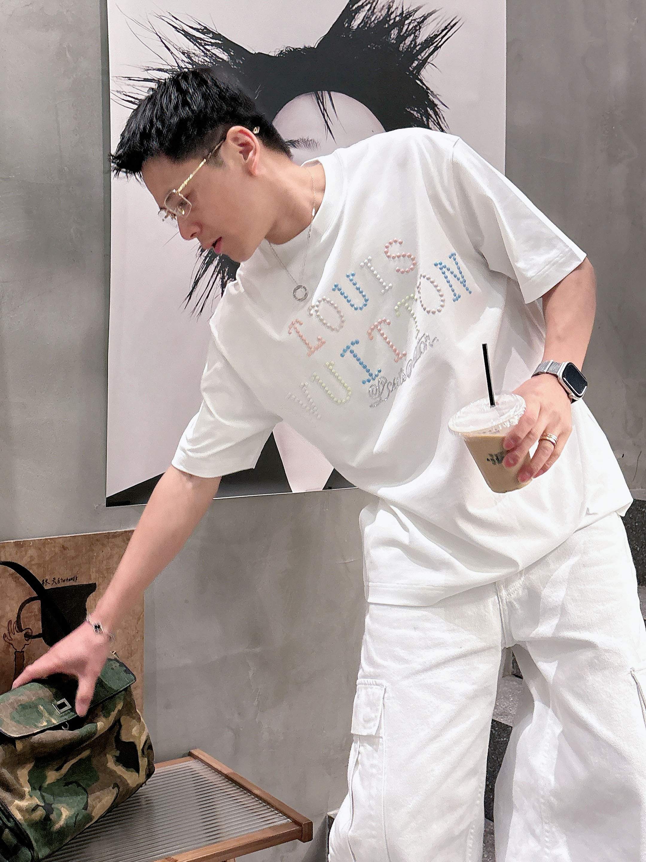 【 LV 2026春夏 · 高阶定制T恤】🔹 核心面料：秘鲁进口匹马棉 × 顶级丝光工艺🔹 核心体感：蚕