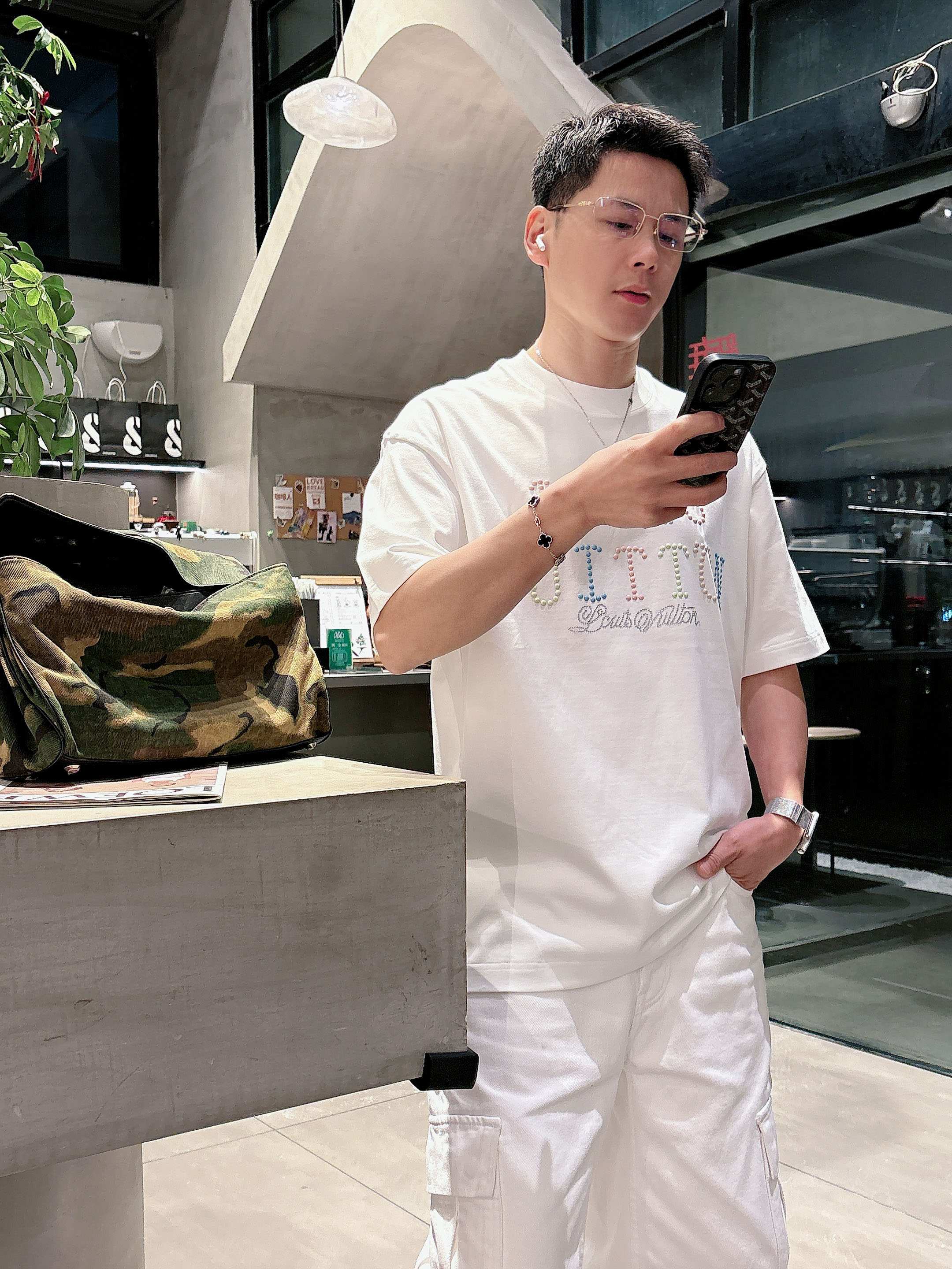 【 LV 2026春夏 · 高阶定制T恤】🔹 核心面料：秘鲁进口匹马棉 × 顶级丝光工艺🔹 核心体感：蚕