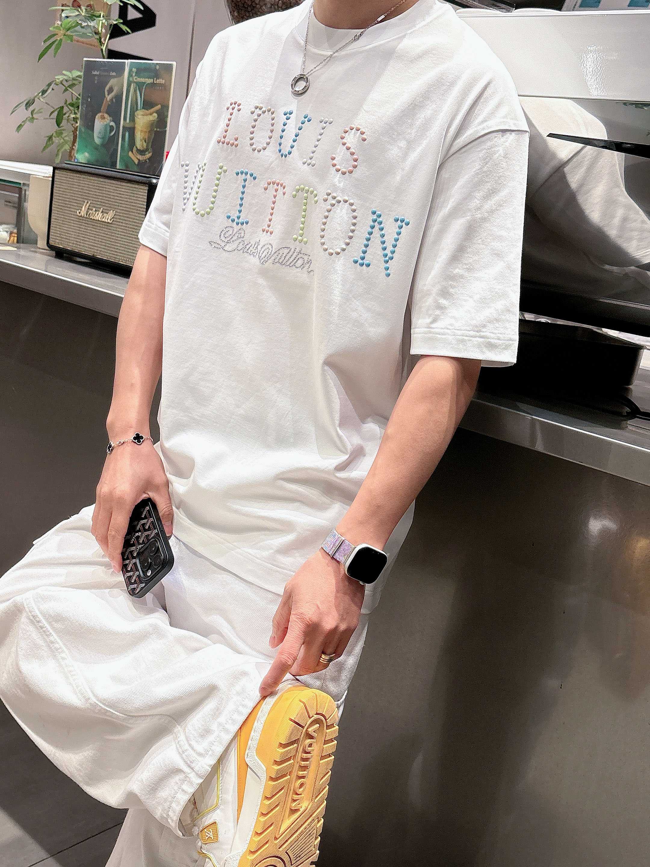 【 LV 2026春夏 · 高阶定制T恤】🔹 核心面料：秘鲁进口匹马棉 × 顶级丝光工艺🔹 核心体感：蚕