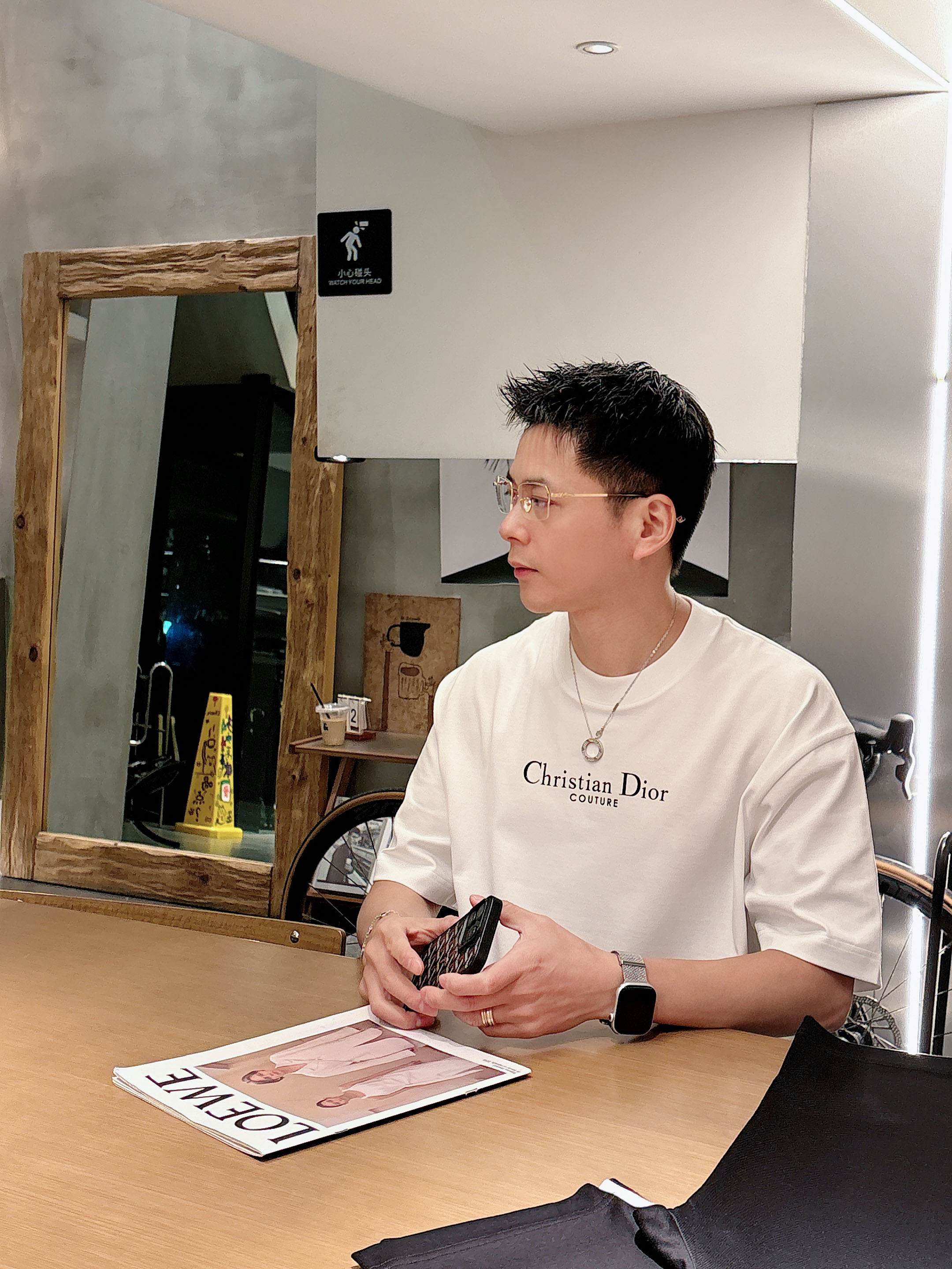 【 迪奥 2026春夏 · 高阶定制T恤】🔹 核心面料：秘鲁进口匹马棉 × 顶级丝光工艺🔹 核心体感：蚕