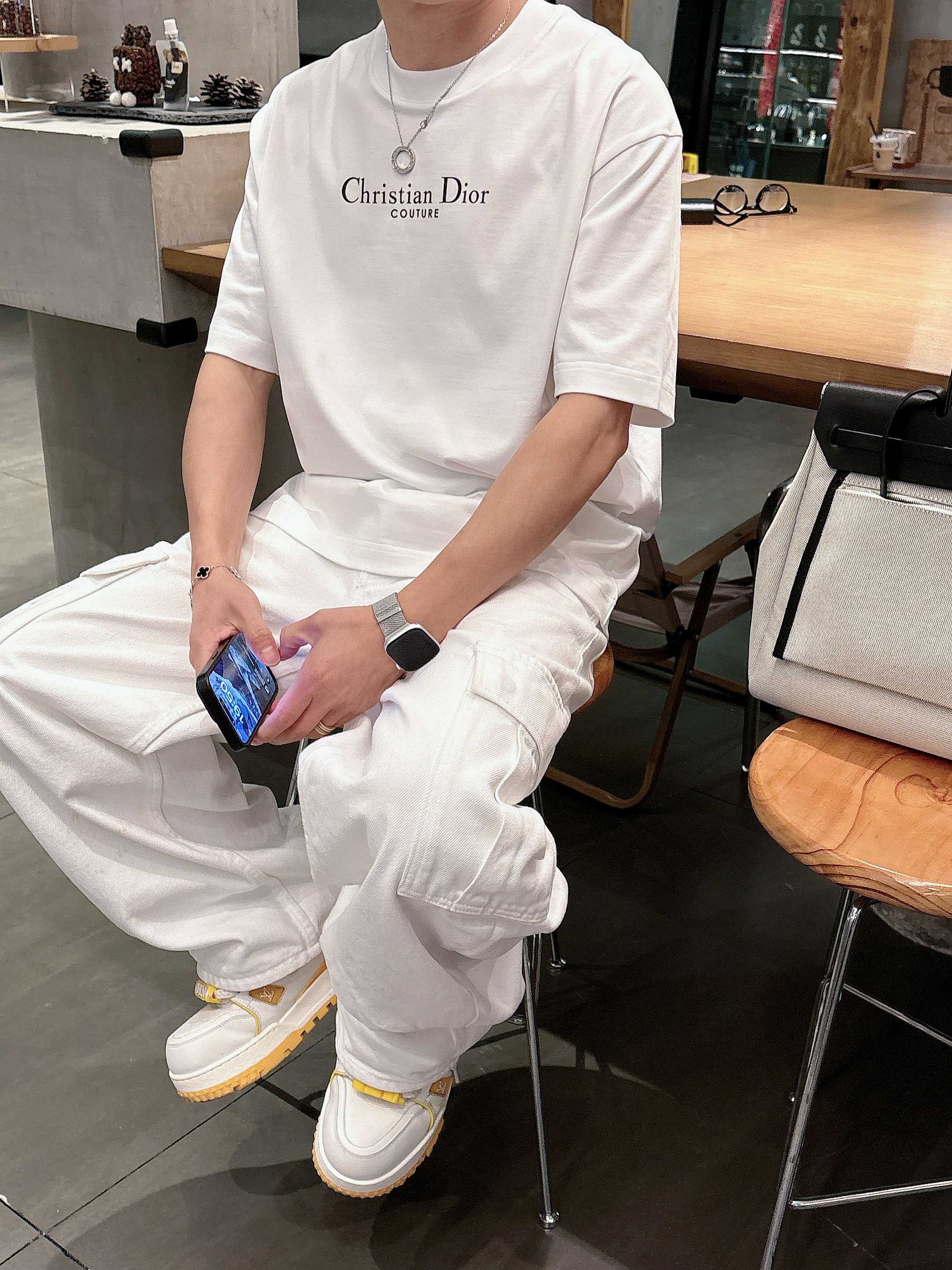 【 迪奥 2026春夏 · 高阶定制T恤】🔹 核心面料：秘鲁进口匹马棉 × 顶级丝光工艺🔹 核心体感：蚕