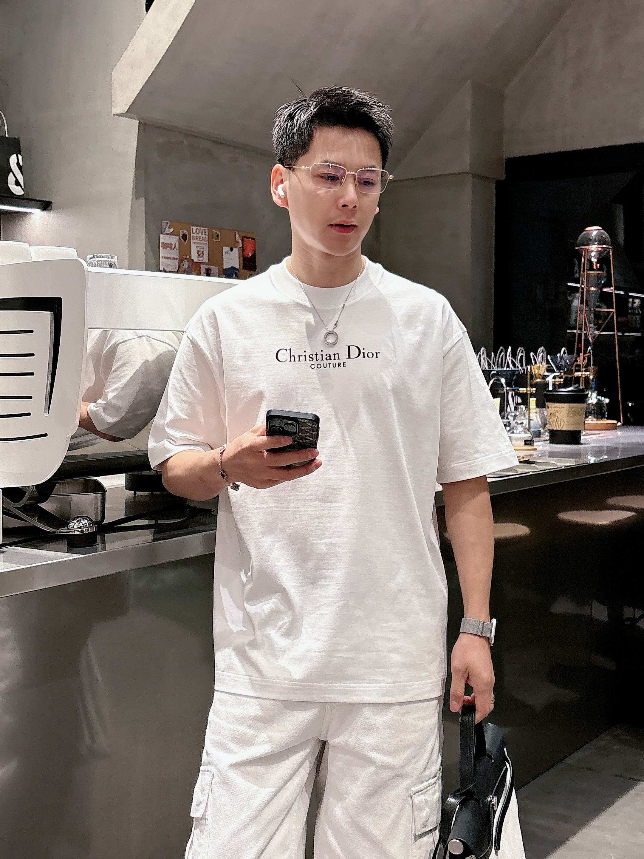 【 迪奥 2026春夏 · 高阶定制T恤】🔹 核心面料：秘鲁进口匹马棉 × 顶级丝光工艺🔹 核心体感：蚕