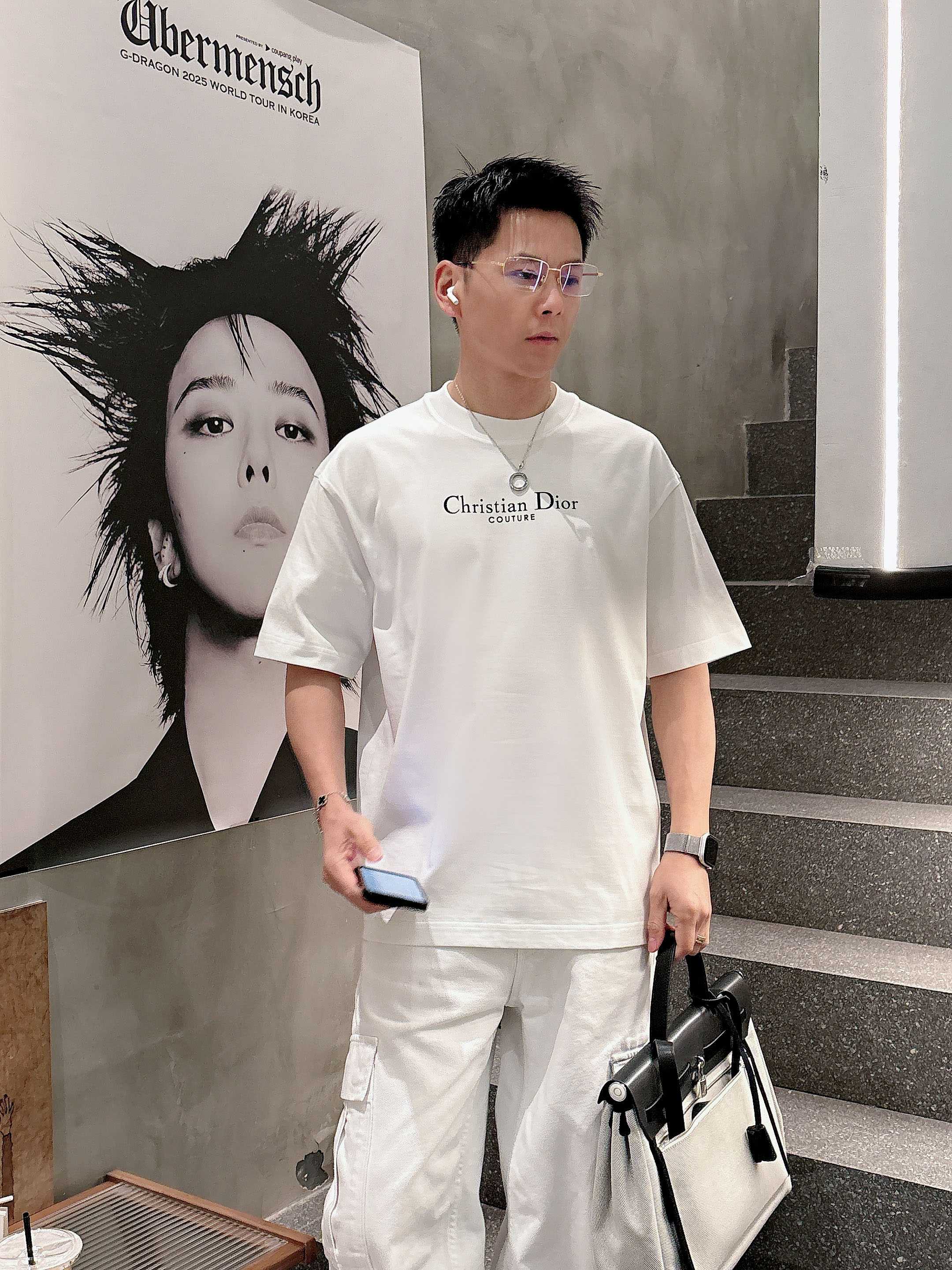 【 迪奥 2026春夏 · 高阶定制T恤】🔹 核心面料：秘鲁进口匹马棉 × 顶级丝光工艺🔹 核心体感：蚕
