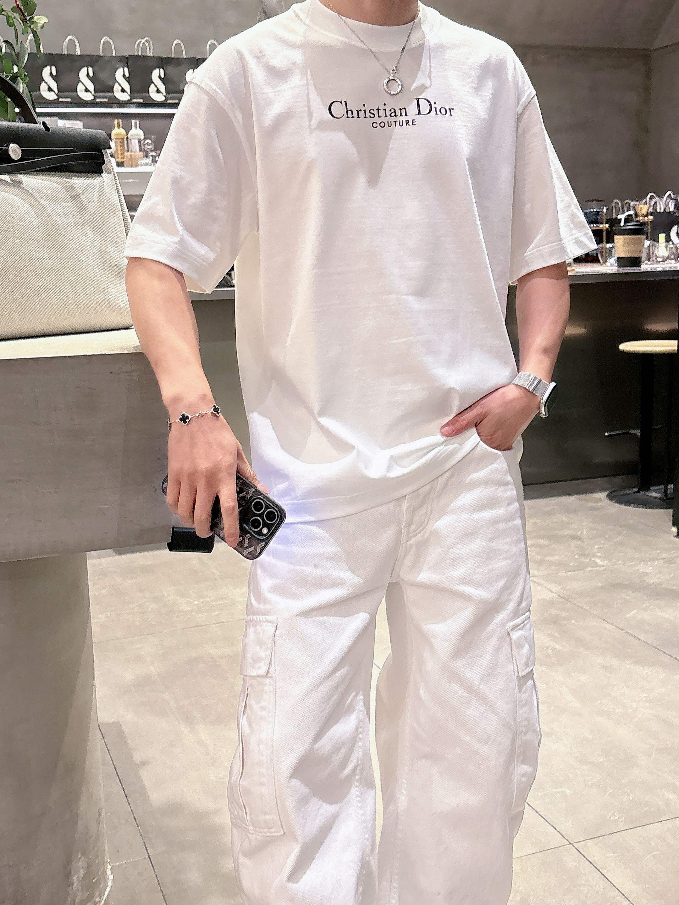 【 迪奥 2026春夏 · 高阶定制T恤】🔹 核心面料：秘鲁进口匹马棉 × 顶级丝光工艺🔹 核心体感：蚕