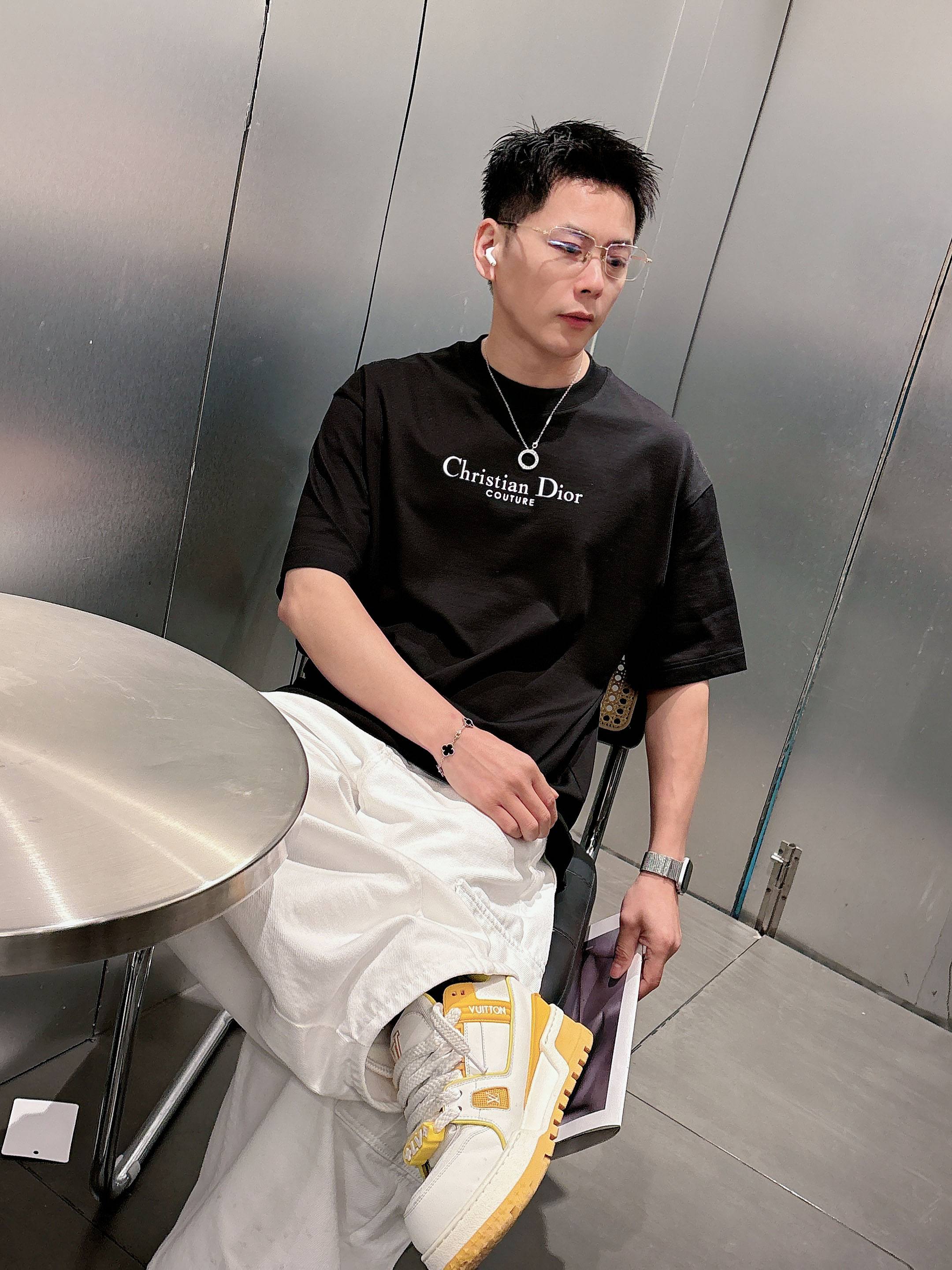【 迪奥 2026春夏 · 高阶定制T恤】🔹 核心面料：秘鲁进口匹马棉 × 顶级丝光工艺🔹 核心体感：蚕