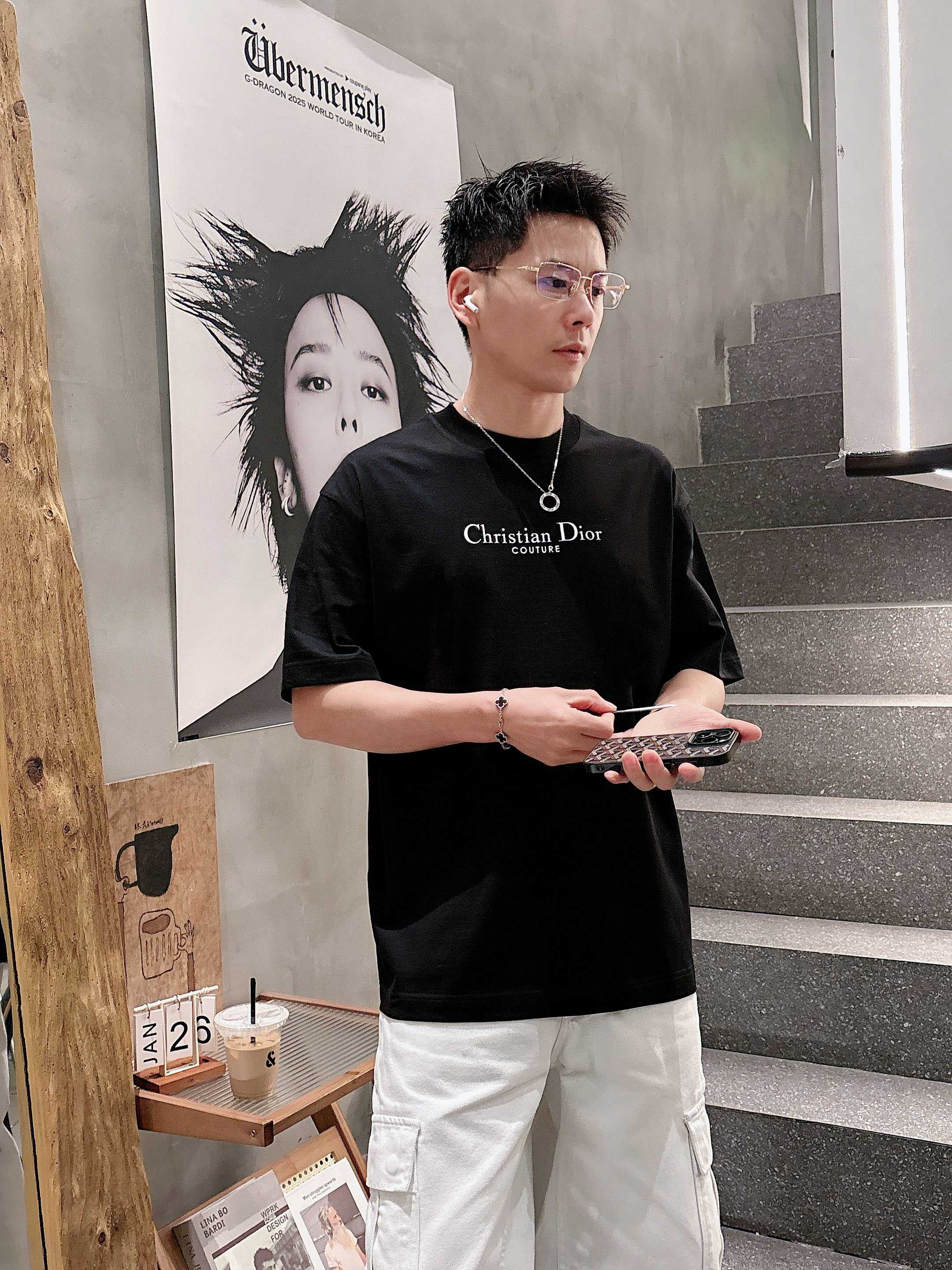 NO:746402,[Dior 2026 Spring and Summer · High-end Customized T-Shirts] Core fabric imported from Peru × top-grade mercerization technology. The core body feels silky smooth, excellent breathability and not stuffy. Core technology heavy industry three-dimensional logo, counter-level precision stitching. The core version is crisp and neat, modifying the figure. Black and white two-color | S-3XL full size coverage AAA1, dior, tees, t-shirt,19860909【 迪奥 2026春夏 · 高阶定制T恤】 核心面料秘鲁进口匹马棉 × 顶级丝光工艺 核心体感蚕丝般柔滑,卓越透气不闷热 核心工艺重工立体Logo,专柜级精密车线 核心版型挺括利落,修饰身材 黑 白 双色 | S-3XL全码覆盖 AAA1,,dior,tees，t-shirt,,Men's clothing