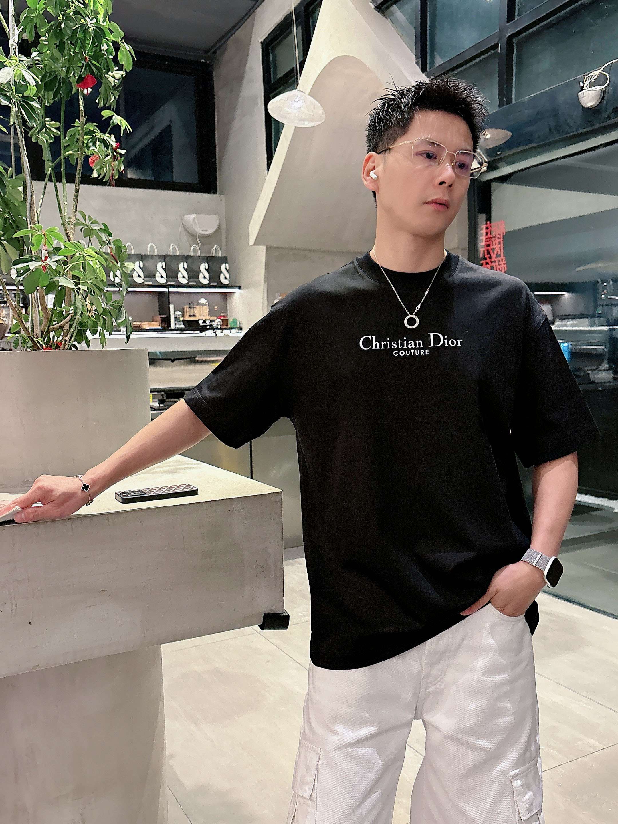【 迪奥 2026春夏 · 高阶定制T恤】🔹 核心面料：秘鲁进口匹马棉 × 顶级丝光工艺🔹 核心体感：蚕
