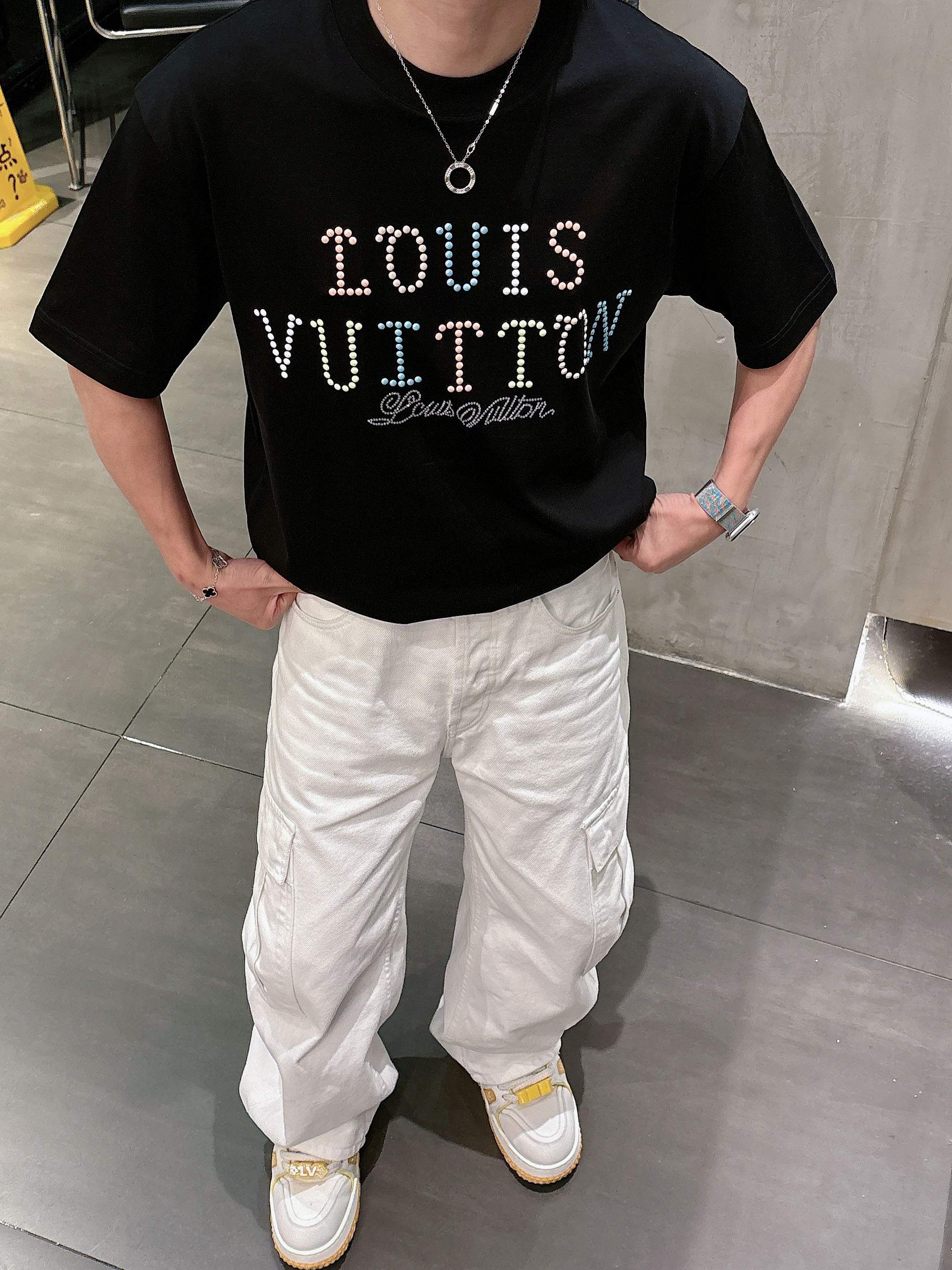 【 LV 2026春夏 · 高阶定制T恤】🔹 核心面料：秘鲁进口匹马棉 × 顶级丝光工艺🔹 核心体感：蚕