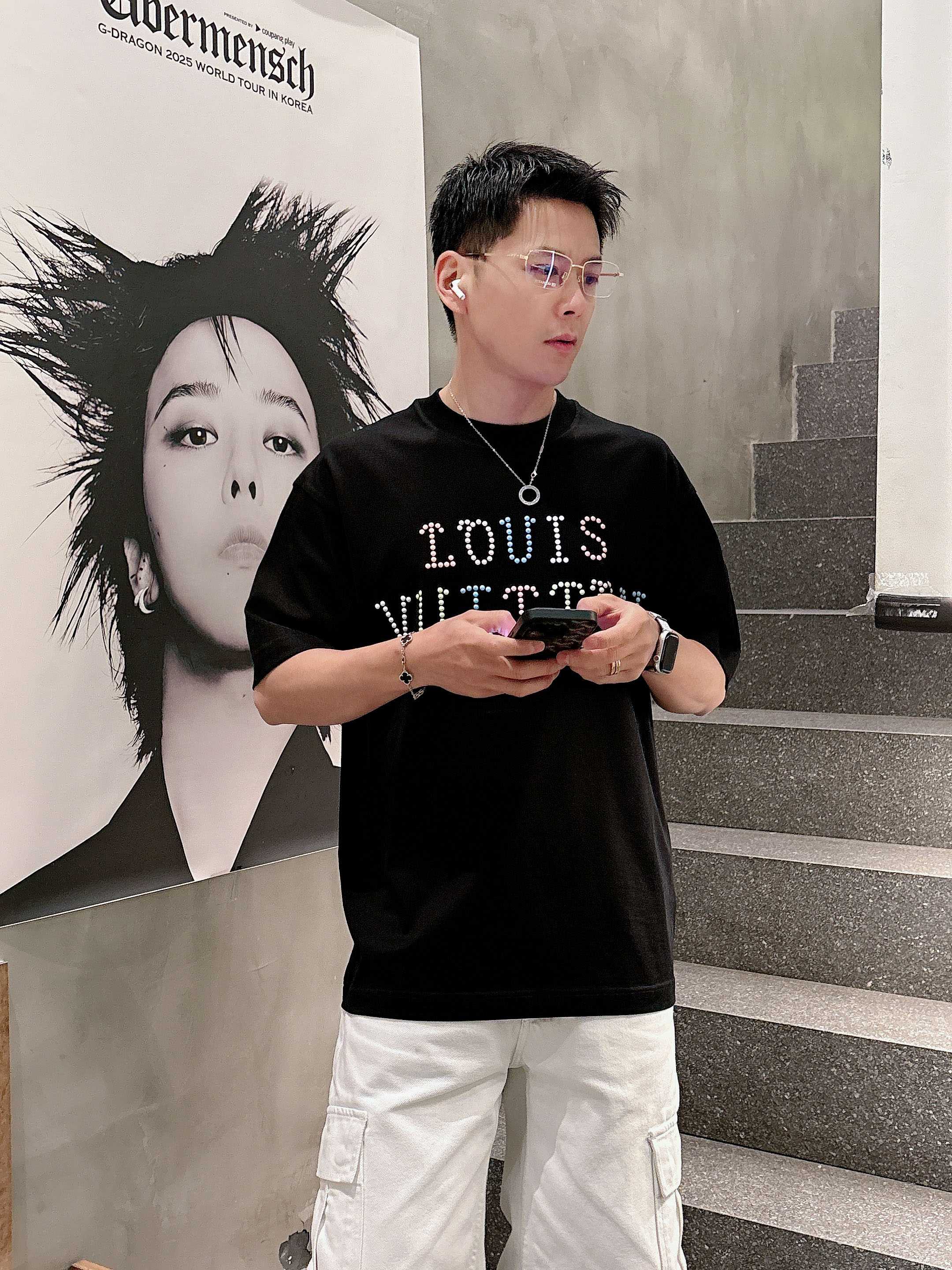 NO:746399,[LV 2026 Spring and Summer · High-end Customized T-shirts] The core fabric is Pima cotton imported from Peru × top mercerization technology. The core body feels silky smooth, excellent breathability and not stuffy. The core technology is heavy industry three-dimensional logo, counter-level precision stitching. The core version is crisp and neat, modifying the body. Black, white, two-color | S-3XL full size coverage AAA1, Louis Vuitton, tees, t-shirt,19860909【 LV 2026春夏 · 高阶定制T恤】 核心面料秘鲁进口匹马棉 × 顶级丝光工艺 核心体感蚕丝般柔滑,卓越透气不闷热 核心工艺重工立体Logo,专柜级精密车线 核心版型挺括利落,修饰身材 黑 白 双色 | S-3XL全码覆盖 AAA1,,louis vuitton,tees，t-shirt,,Men's clothing