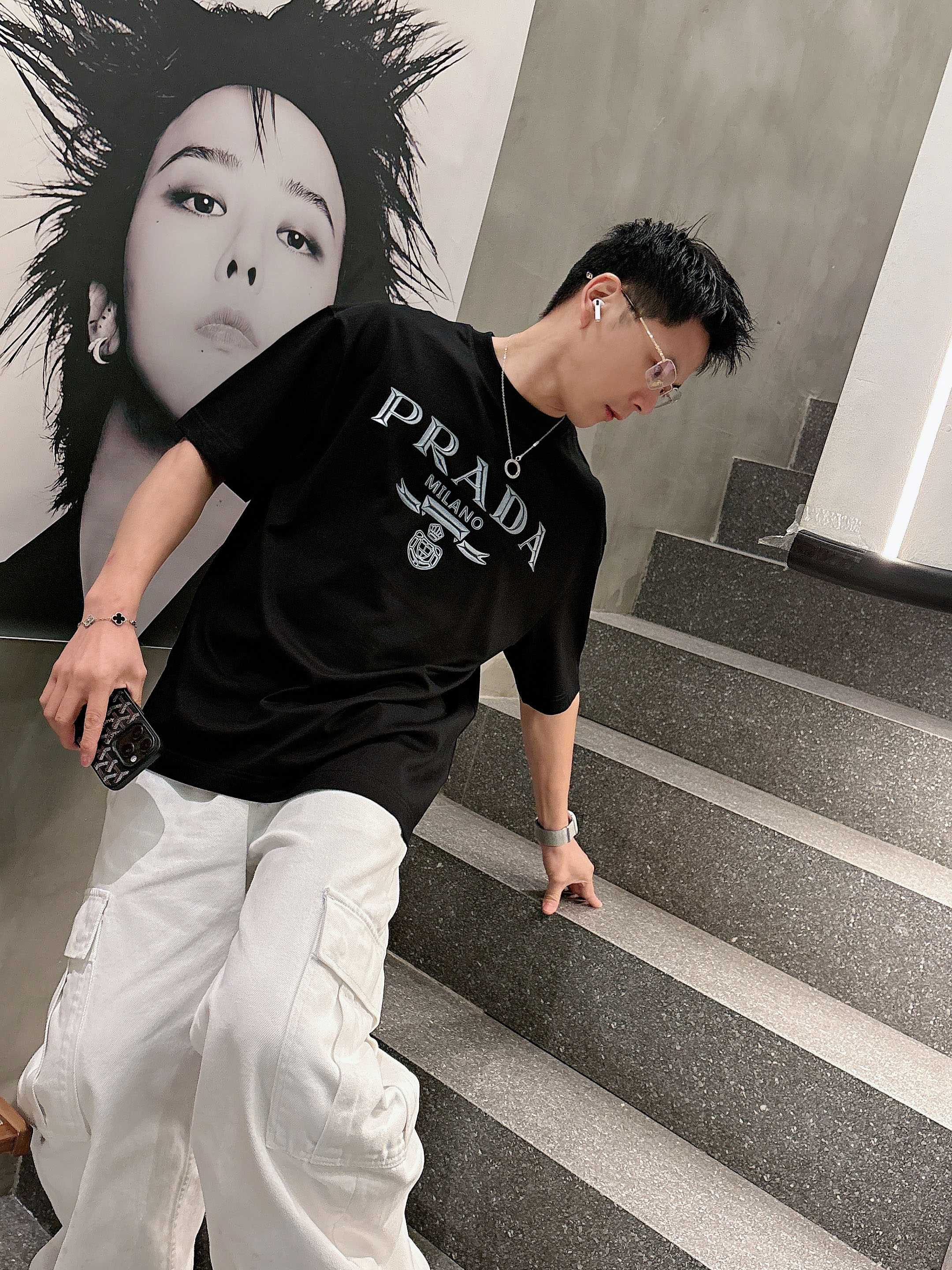 【 普拉达 2026春夏 · 高阶定制T恤】🔹 核心面料：秘鲁进口匹马棉 × 顶级丝光工艺🔹 核心体感：