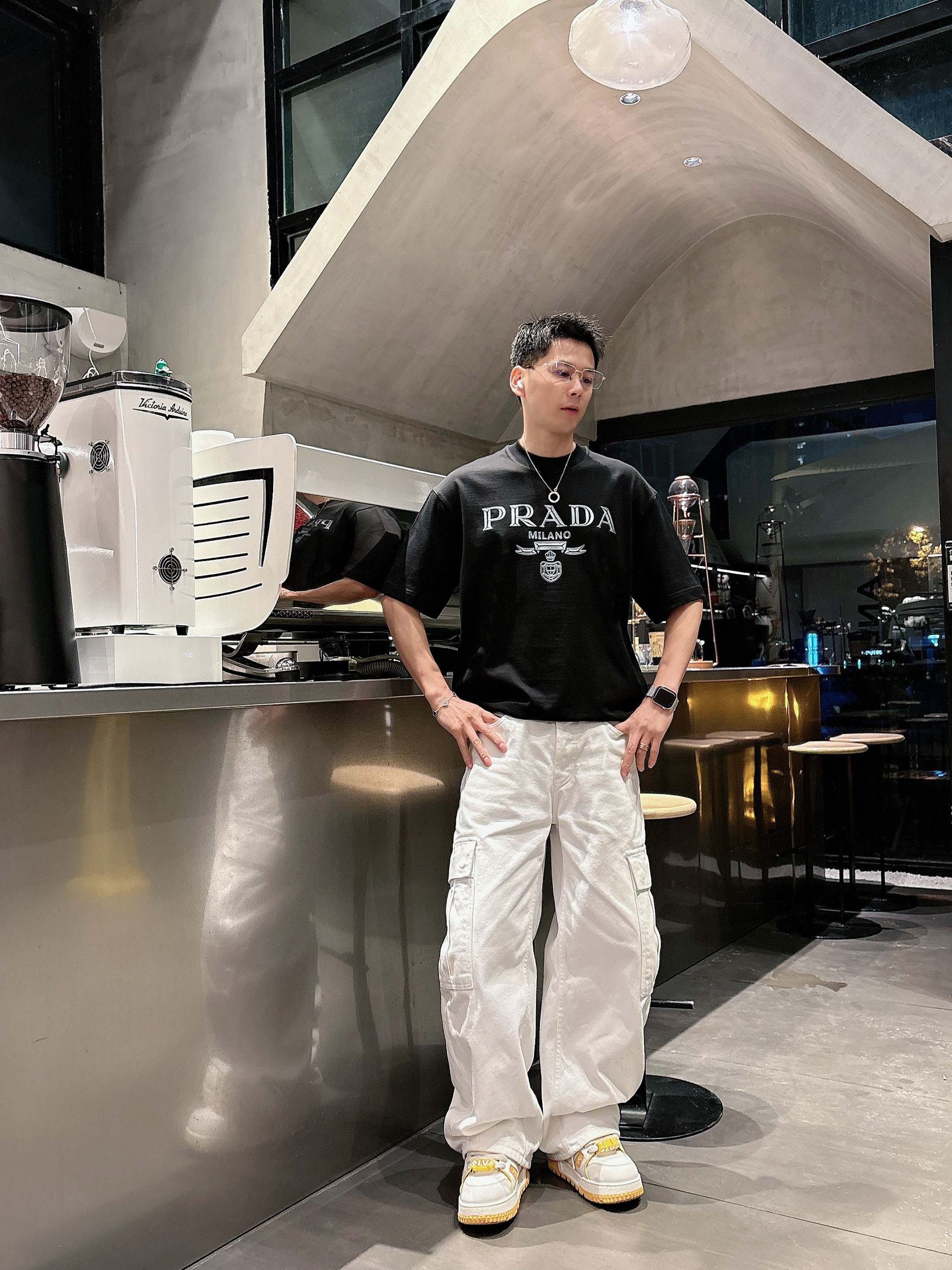 【 普拉达 2026春夏 · 高阶定制T恤】🔹 核心面料：秘鲁进口匹马棉 × 顶级丝光工艺🔹 核心体感：
