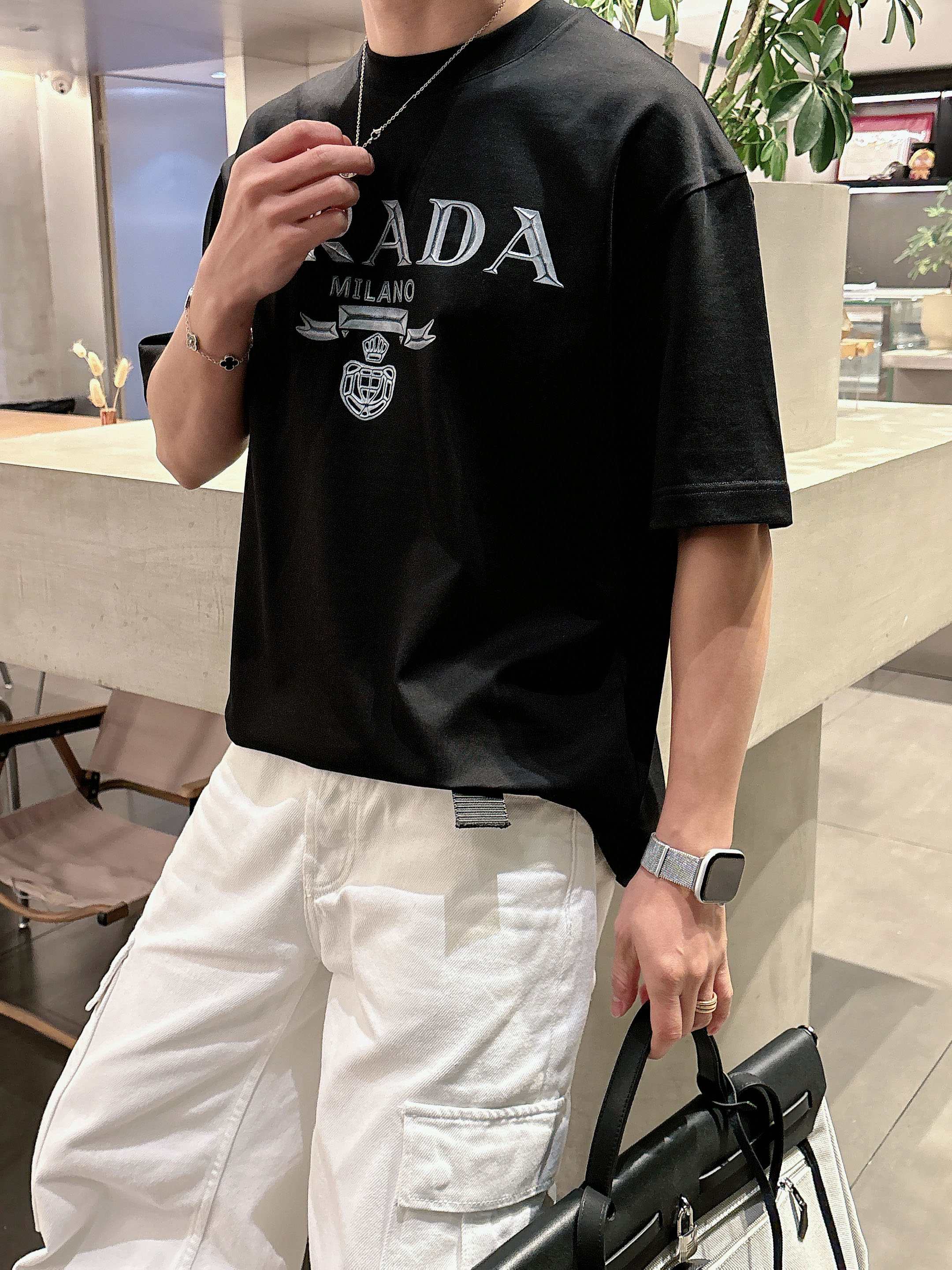 【 普拉达 2026春夏 · 高阶定制T恤】🔹 核心面料：秘鲁进口匹马棉 × 顶级丝光工艺🔹 核心体感：