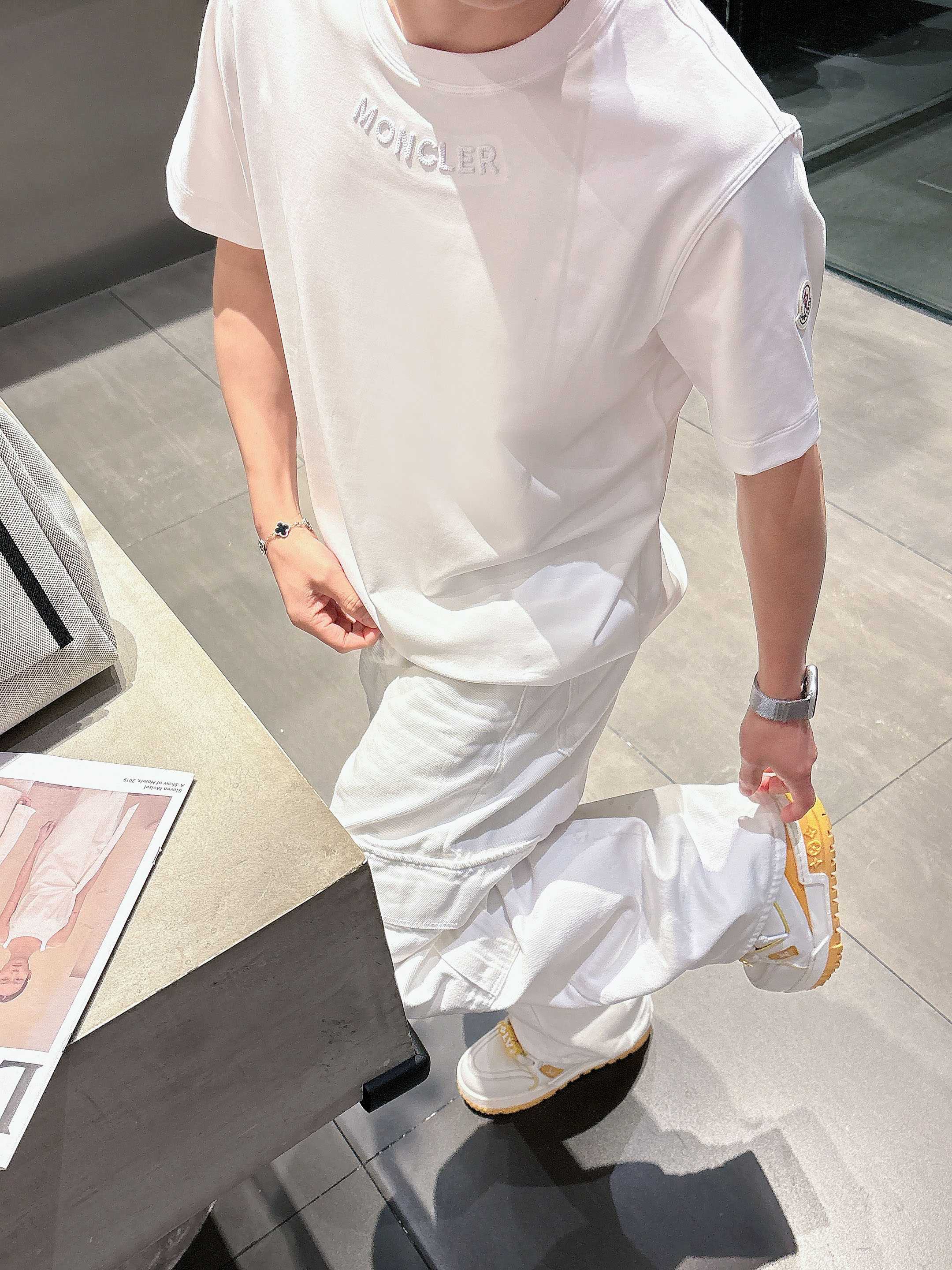 【 蒙口 2026春夏 · 高阶定制T恤】🔹 核心面料：秘鲁进口匹马棉 × 顶级丝光工艺🔹 核心体感：蚕