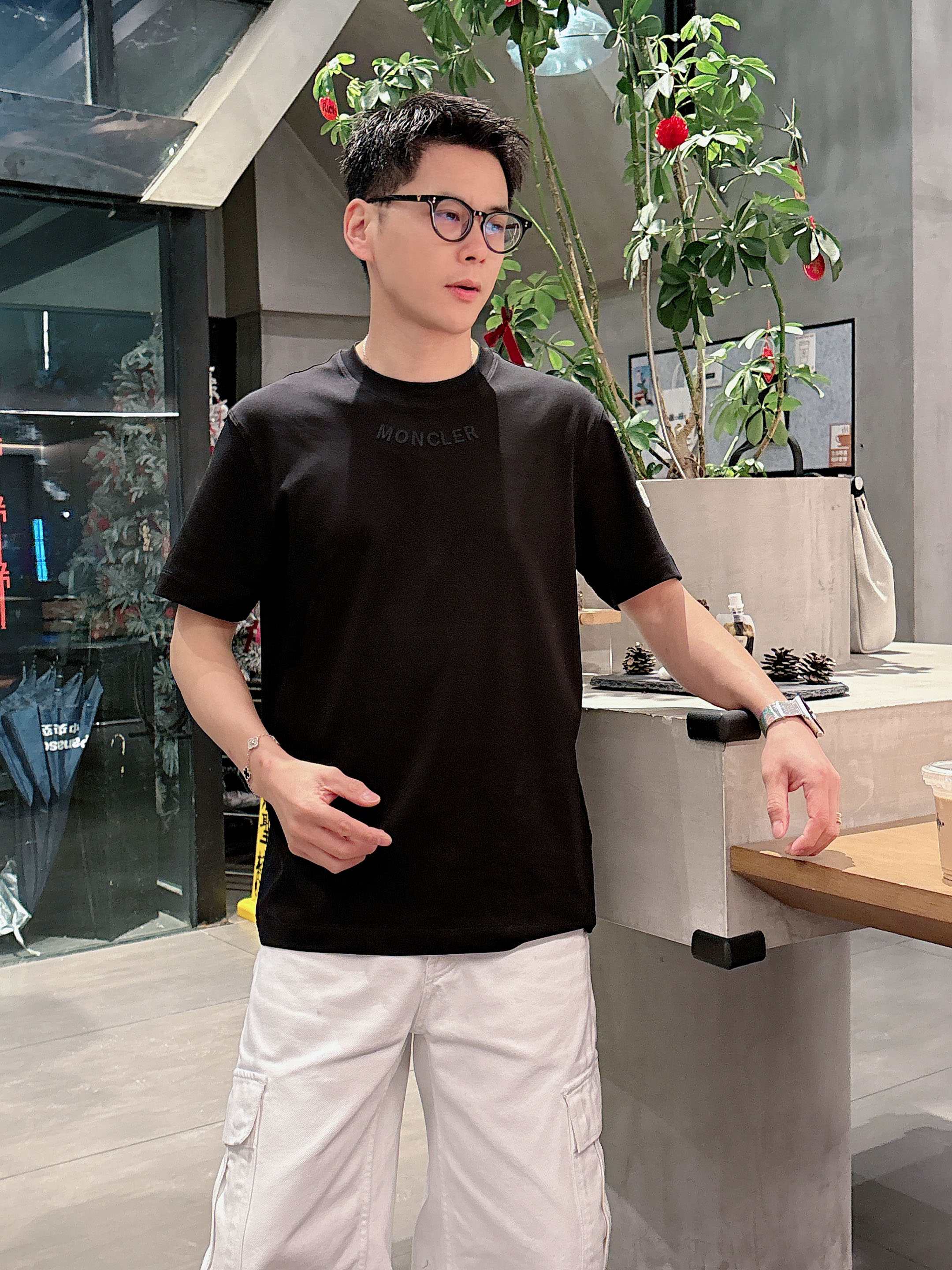 【 蒙口 2026春夏 · 高阶定制T恤】🔹 核心面料：秘鲁进口匹马棉 × 顶级丝光工艺🔹 核心体感：蚕