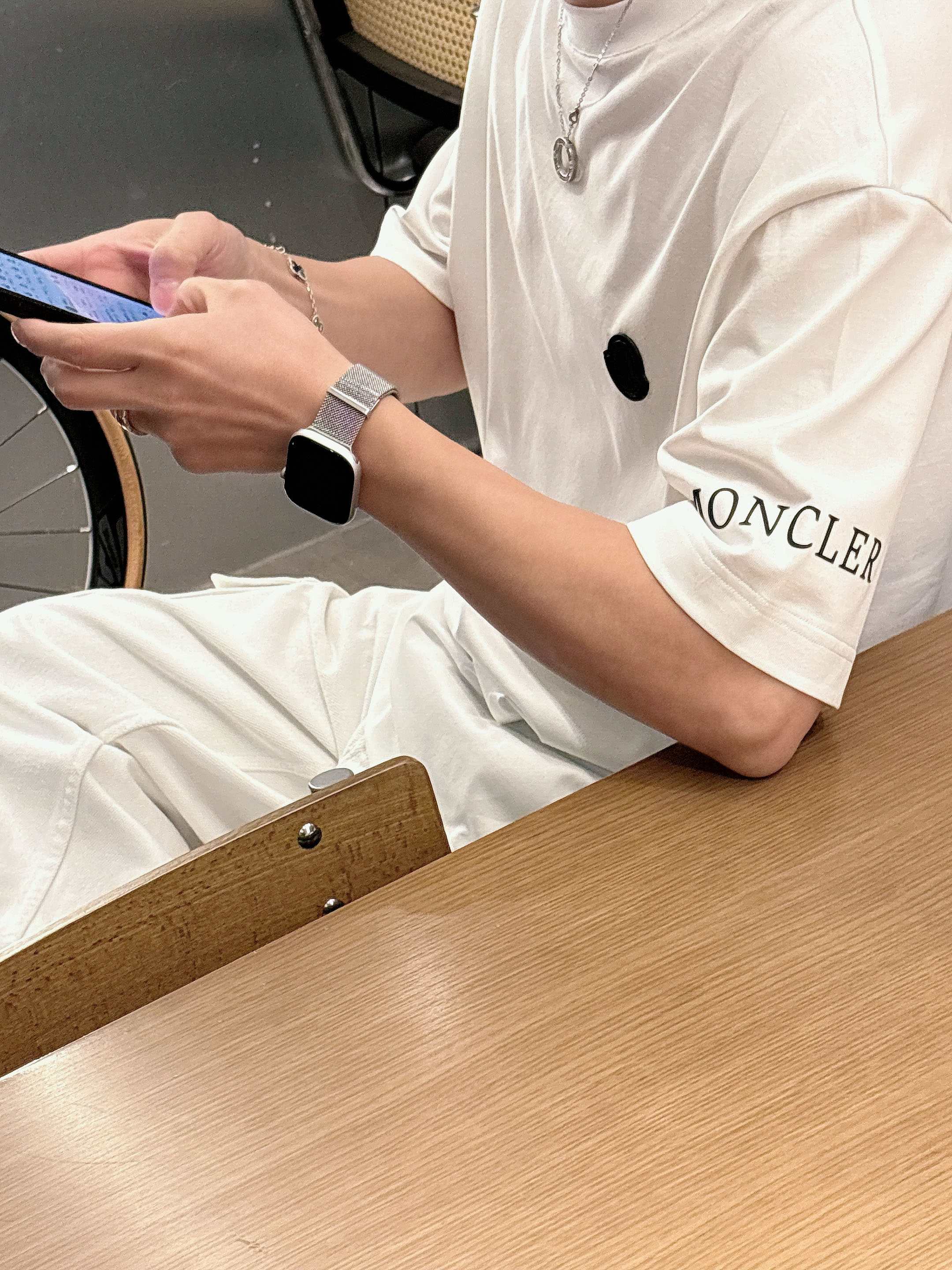 【 蒙口 2026春夏 · 高阶定制T恤】🔹 核心面料：秘鲁进口匹马棉 × 顶级丝光工艺🔹 核心体感：蚕
