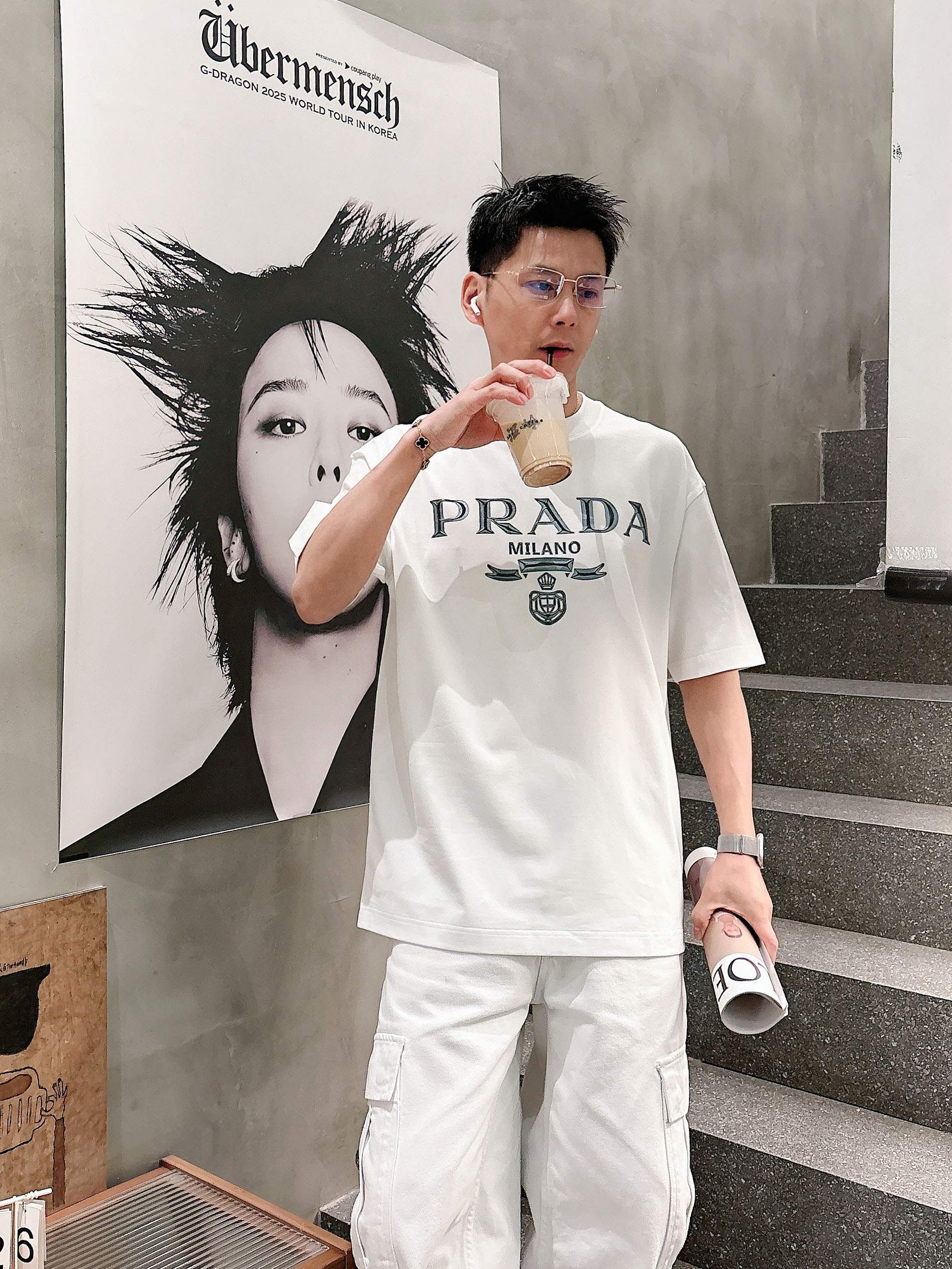 【 普拉达 2026春夏 · 高阶定制T恤】🔹 核心面料：秘鲁进口匹马棉 × 顶级丝光工艺🔹 核心体感：