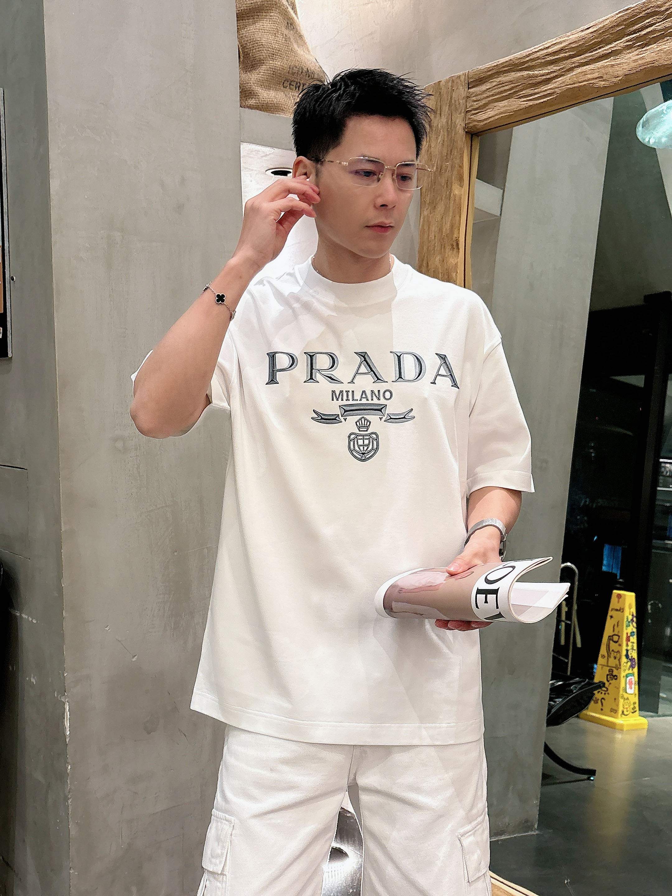 NO:746405,[Prada 2026 Spring and Summer · High-end Customized T-shirts] Core fabric imported from Peru × top-grade mercerization technology. The core body feels silky smooth, excellent breathability and not stuffy. Core technology heavy industry three-dimensional logo, counter-level precision stitching. The core version is crisp and neat, modifying the figure. Black and white two-color | S-3XL full size coverage AAA1, prada, tees, t-shirt,19860909【 普拉达 2026春夏 · 高阶定制T恤】 核心面料秘鲁进口匹马棉 × 顶级丝光工艺 核心体感蚕丝般柔滑,卓越透气不闷热 核心工艺重工立体Logo,专柜级精密车线 核心版型挺括利落,修饰身材 黑 白 双色 | S-3XL全码覆盖 AAA1,,prada,tees，t-shirt,,Men's clothing