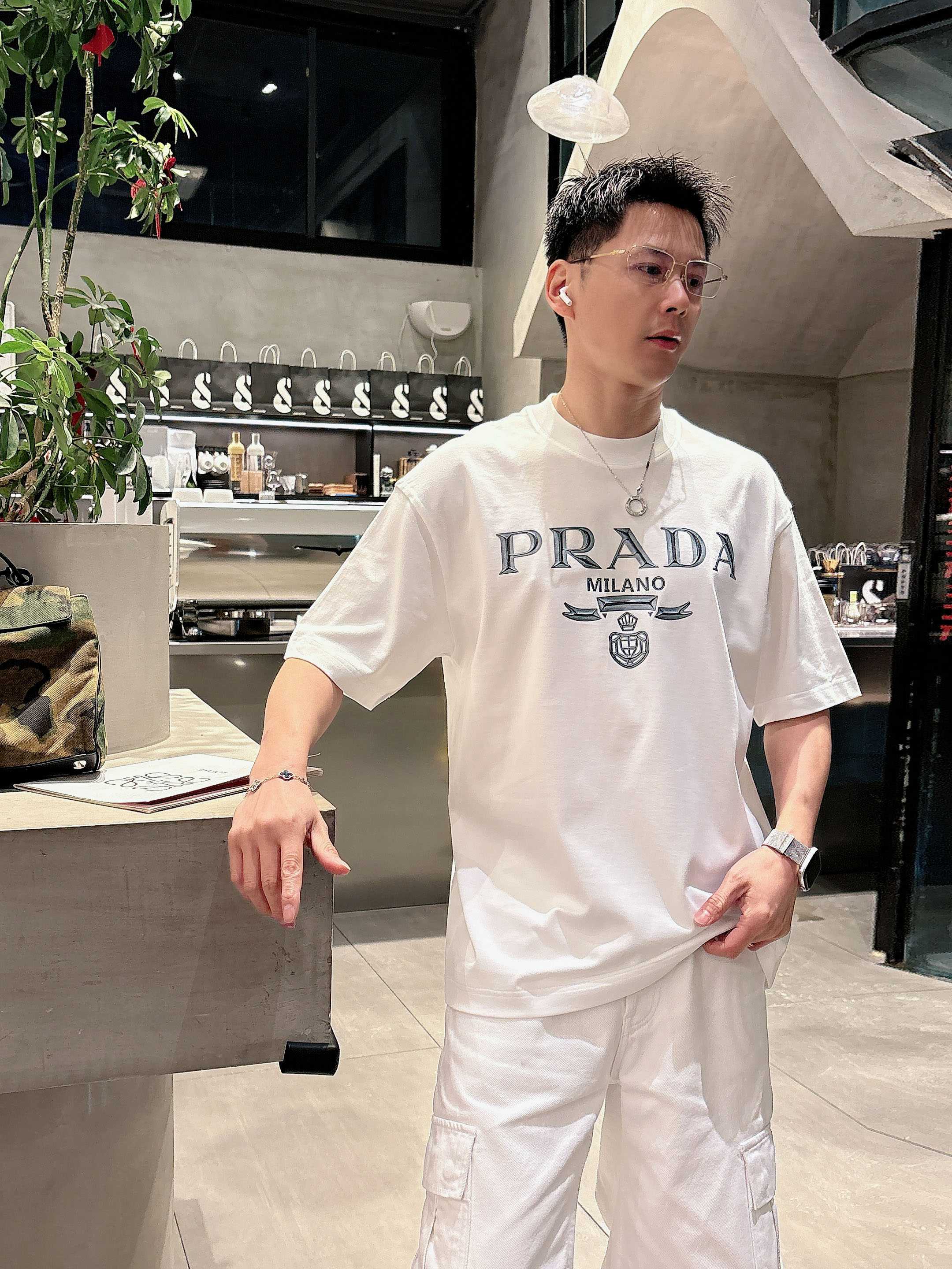 【 普拉达 2026春夏 · 高阶定制T恤】🔹 核心面料：秘鲁进口匹马棉 × 顶级丝光工艺🔹 核心体感：
