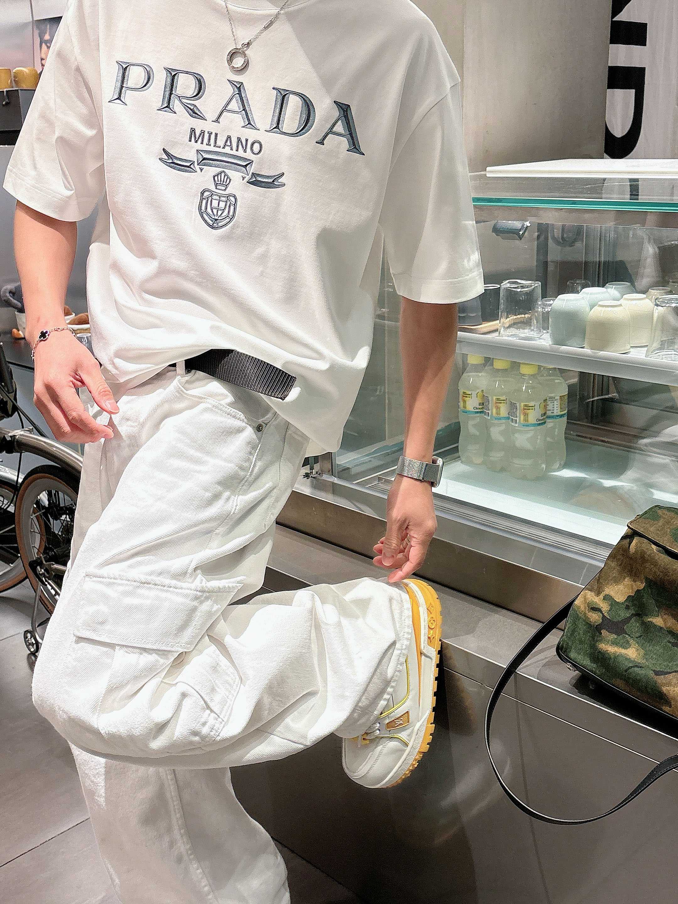 【 普拉达 2026春夏 · 高阶定制T恤】🔹 核心面料：秘鲁进口匹马棉 × 顶级丝光工艺🔹 核心体感：