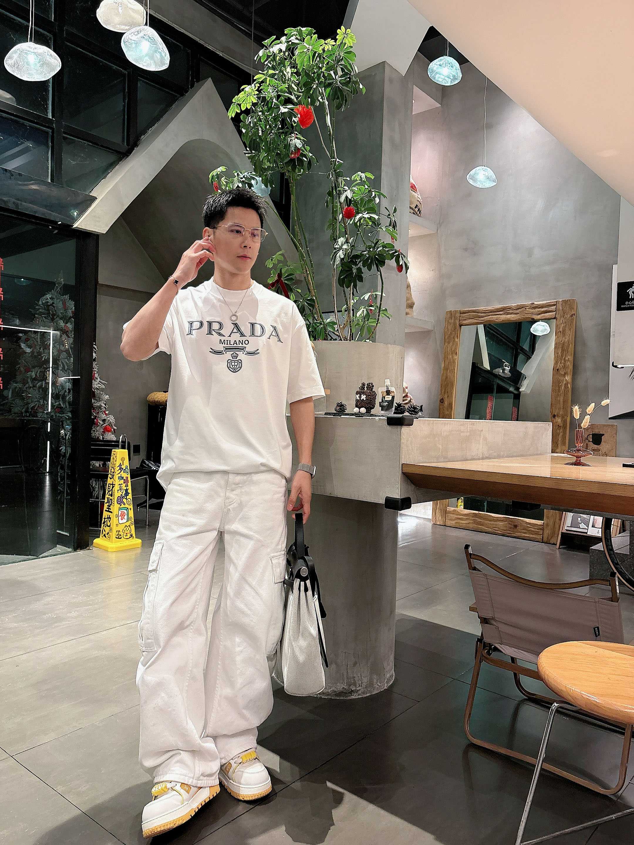 【 普拉达 2026春夏 · 高阶定制T恤】🔹 核心面料：秘鲁进口匹马棉 × 顶级丝光工艺🔹 核心体感：