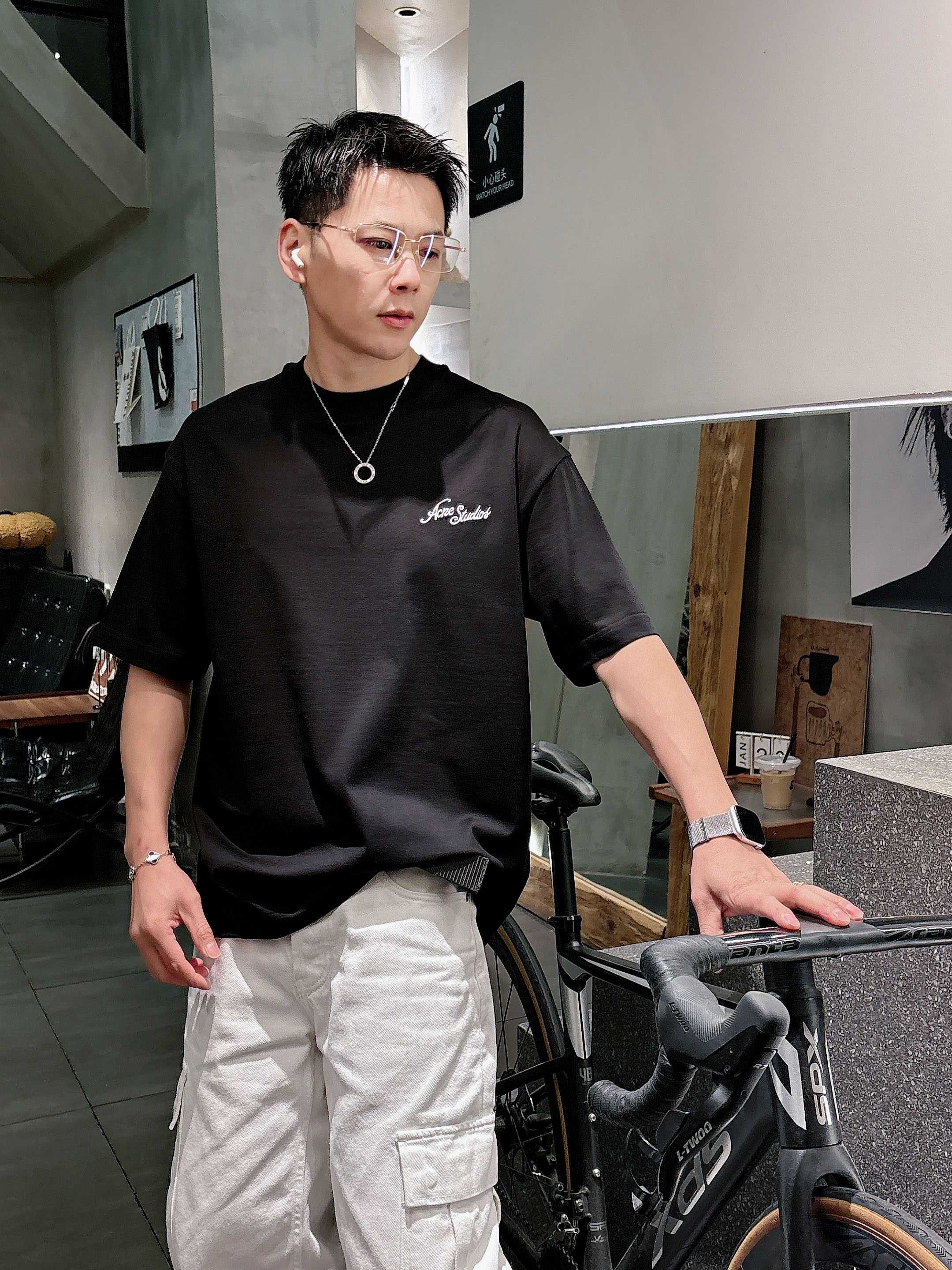 【 艾可妮 2026春夏 · 高阶定制T恤】🔹 核心面料：秘鲁进口匹马棉 × 顶级丝光工艺🔹 核心体感：