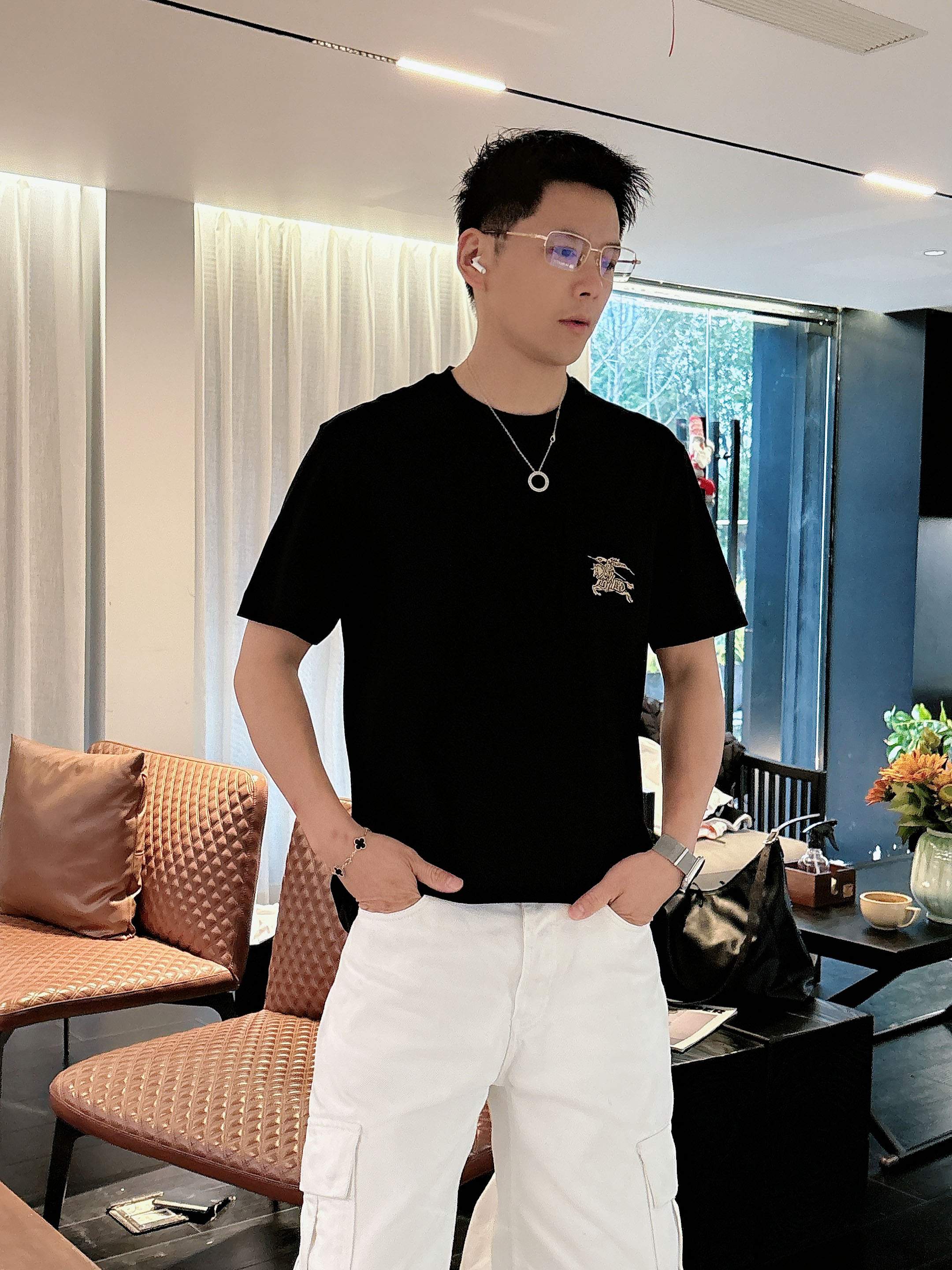 【 巴宝莉 2026春夏 · 高阶定制T恤】🔹 核心面料：秘鲁进口匹马棉 × 顶级丝光工艺🔹 核心体感：