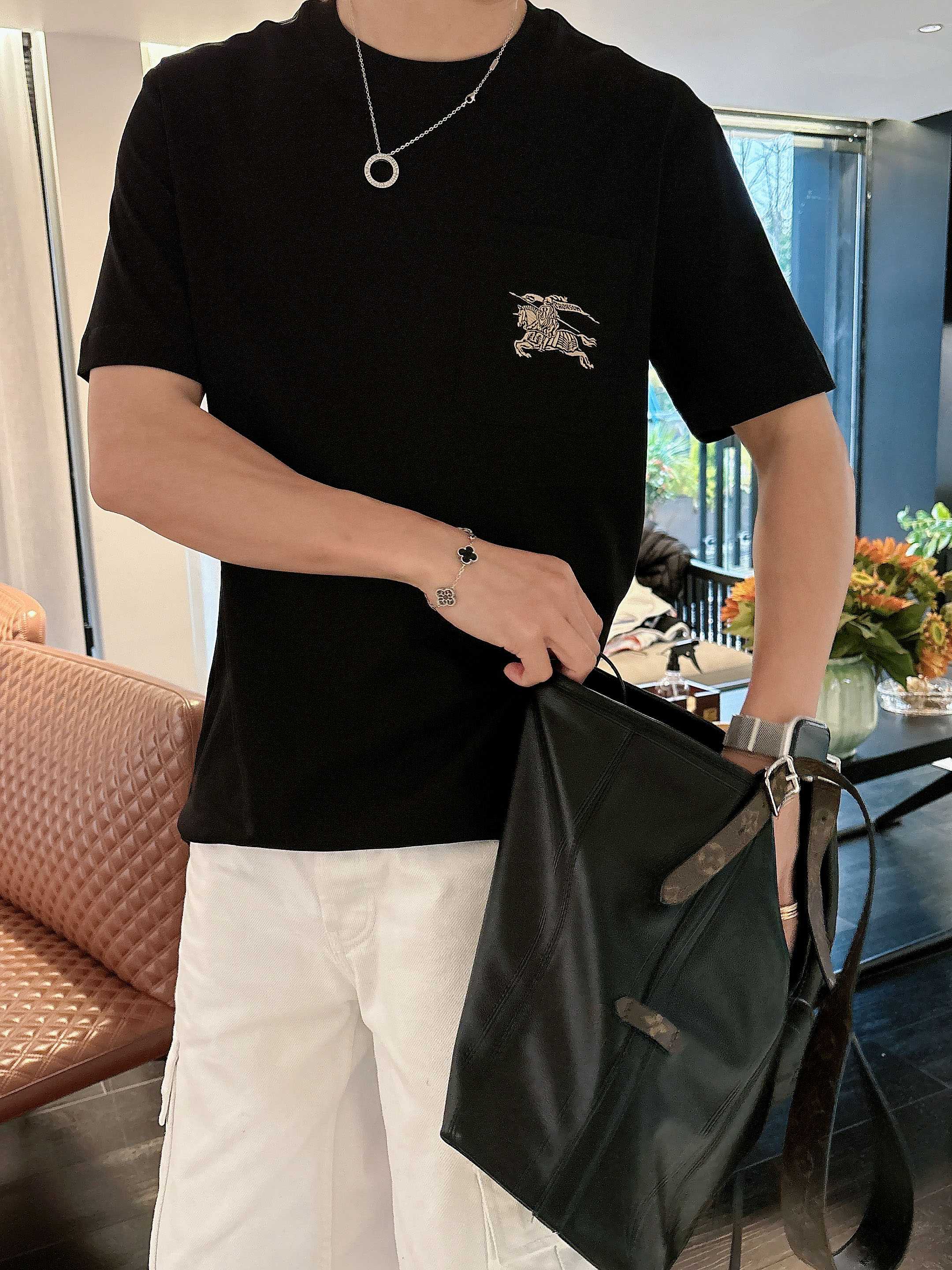 【 巴宝莉 2026春夏 · 高阶定制T恤】🔹 核心面料：秘鲁进口匹马棉 × 顶级丝光工艺🔹 核心体感：