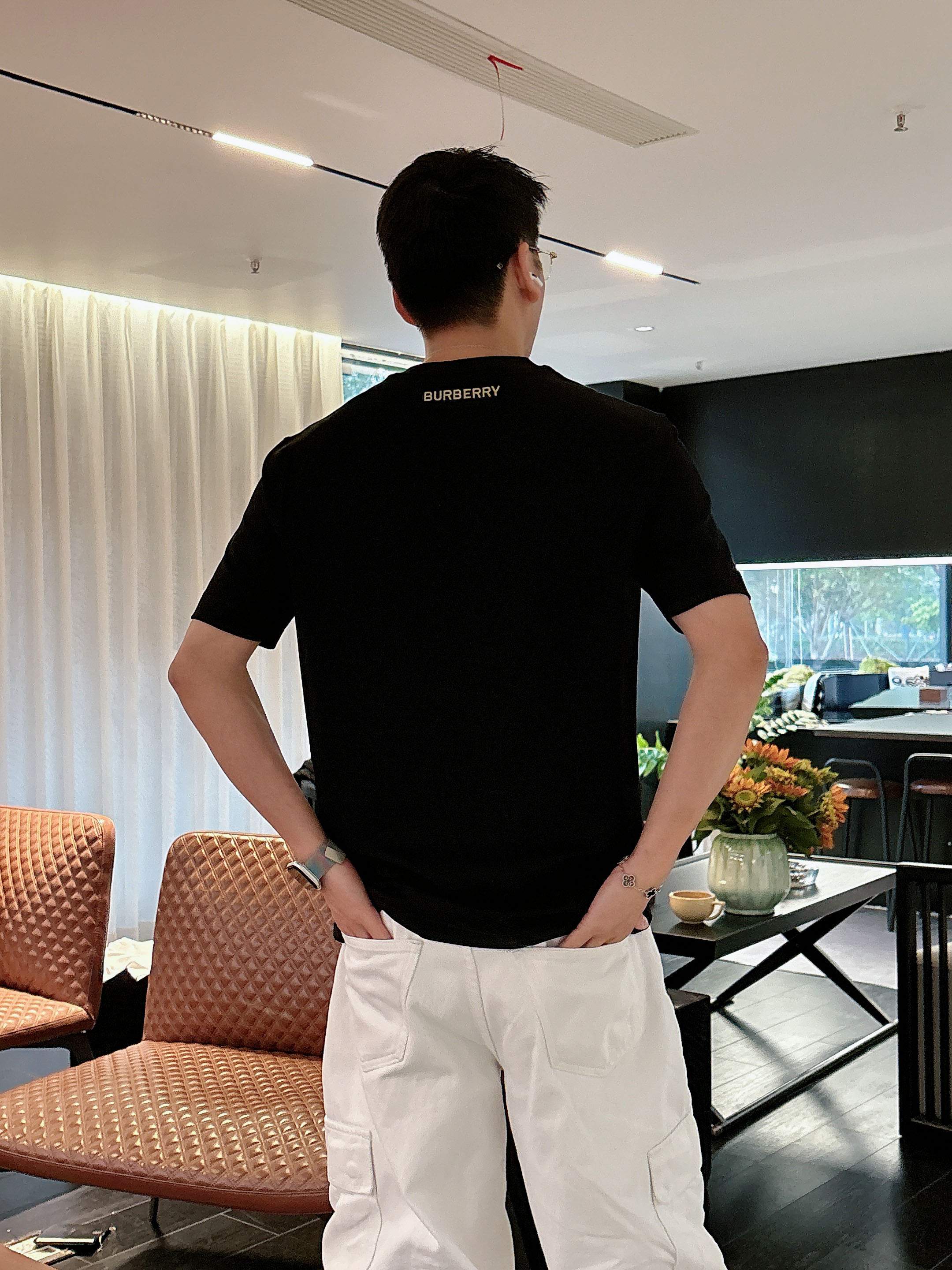 【 巴宝莉 2026春夏 · 高阶定制T恤】🔹 核心面料：秘鲁进口匹马棉 × 顶级丝光工艺🔹 核心体感：