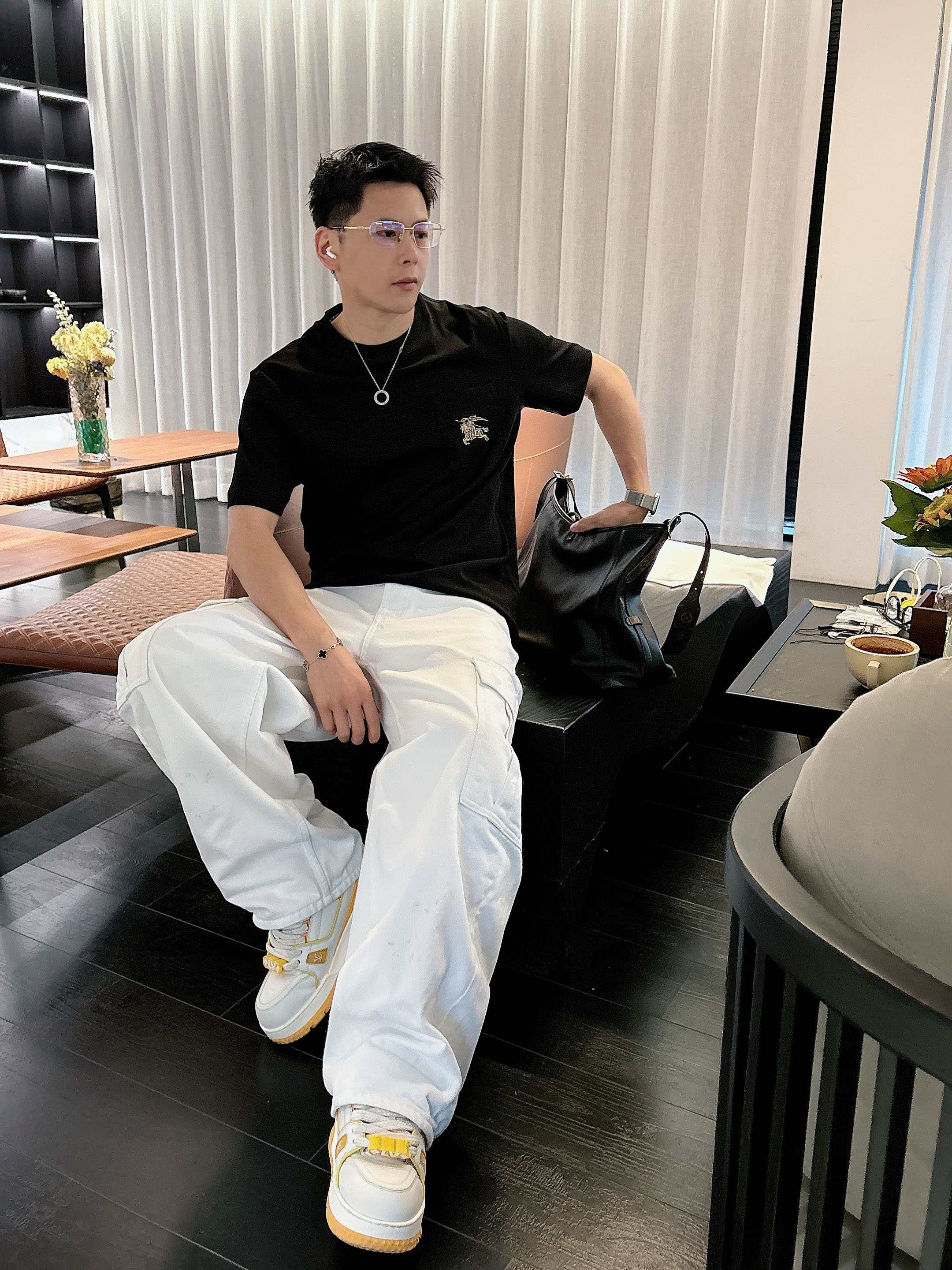 【 巴宝莉 2026春夏 · 高阶定制T恤】🔹 核心面料：秘鲁进口匹马棉 × 顶级丝光工艺🔹 核心体感：