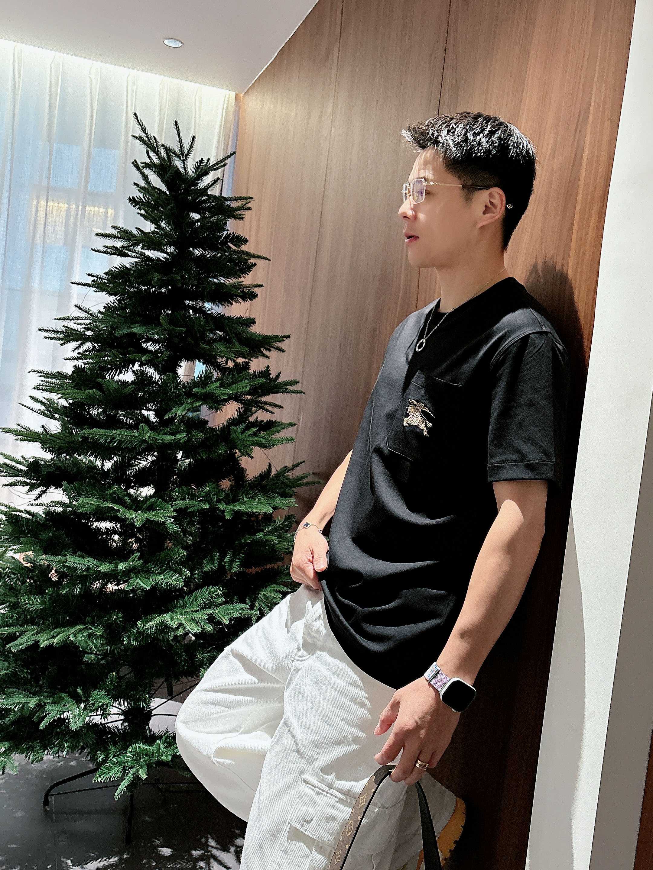 【 巴宝莉 2026春夏 · 高阶定制T恤】🔹 核心面料：秘鲁进口匹马棉 × 顶级丝光工艺🔹 核心体感：
