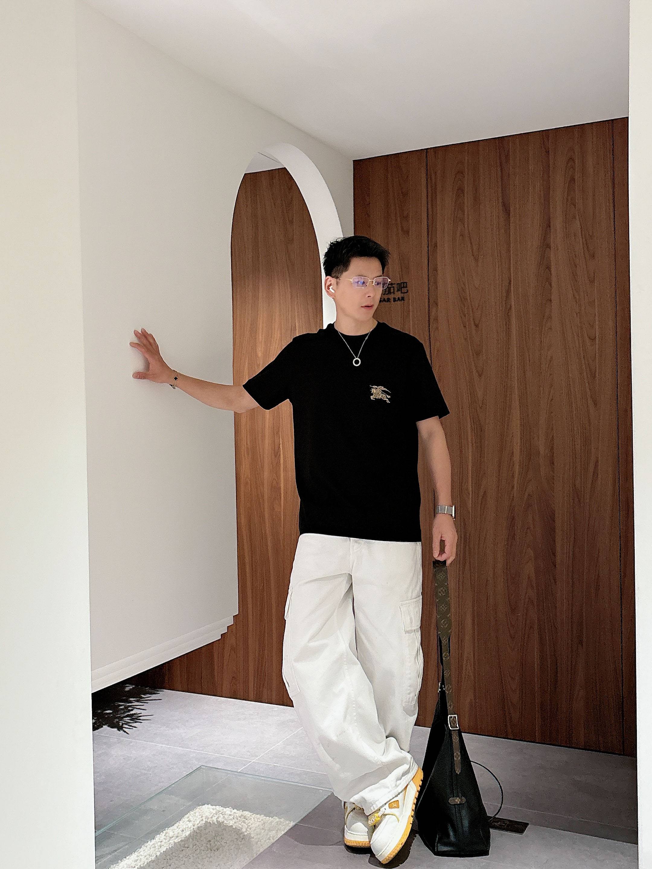 【 巴宝莉 2026春夏 · 高阶定制T恤】🔹 核心面料：秘鲁进口匹马棉 × 顶级丝光工艺🔹 核心体感：