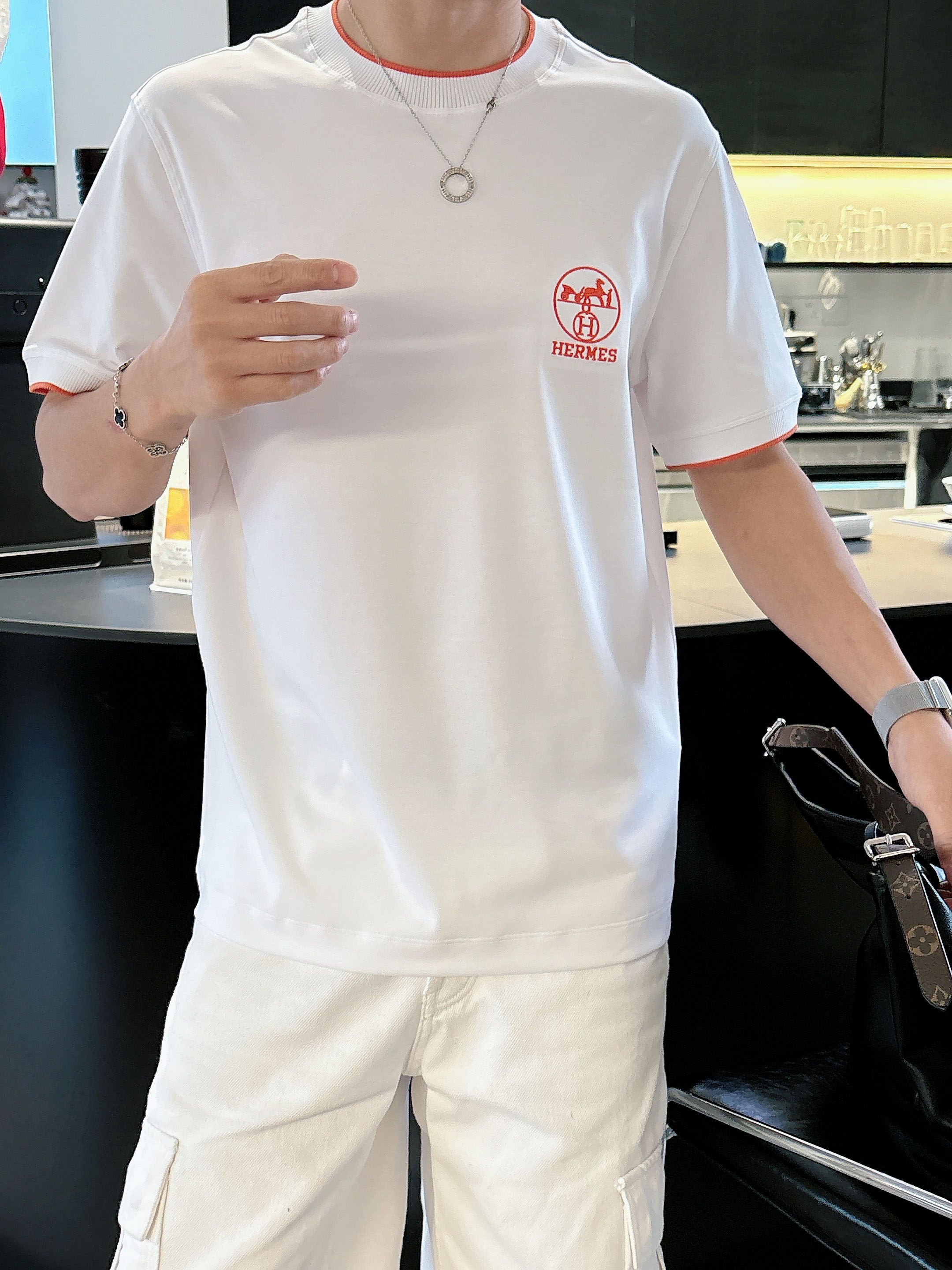 【 爱马仕 2026春夏 · 高阶定制T恤】🔹 核心面料：秘鲁进口匹马棉 × 顶级丝光工艺🔹 核心体感：