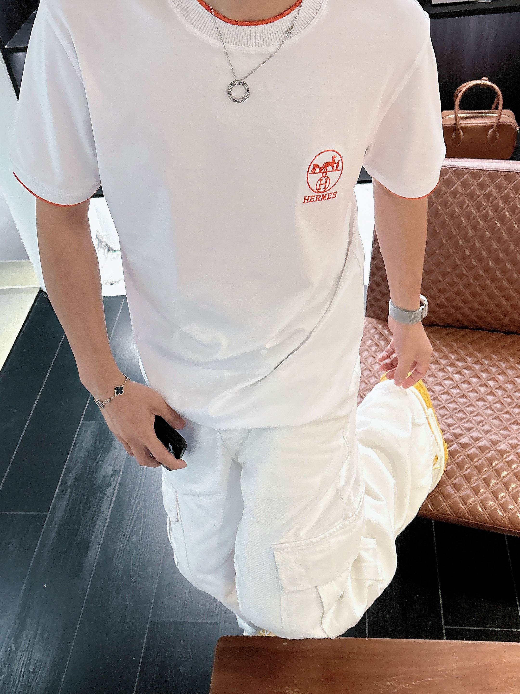 【 爱马仕 2026春夏 · 高阶定制T恤】🔹 核心面料：秘鲁进口匹马棉 × 顶级丝光工艺🔹 核心体感：