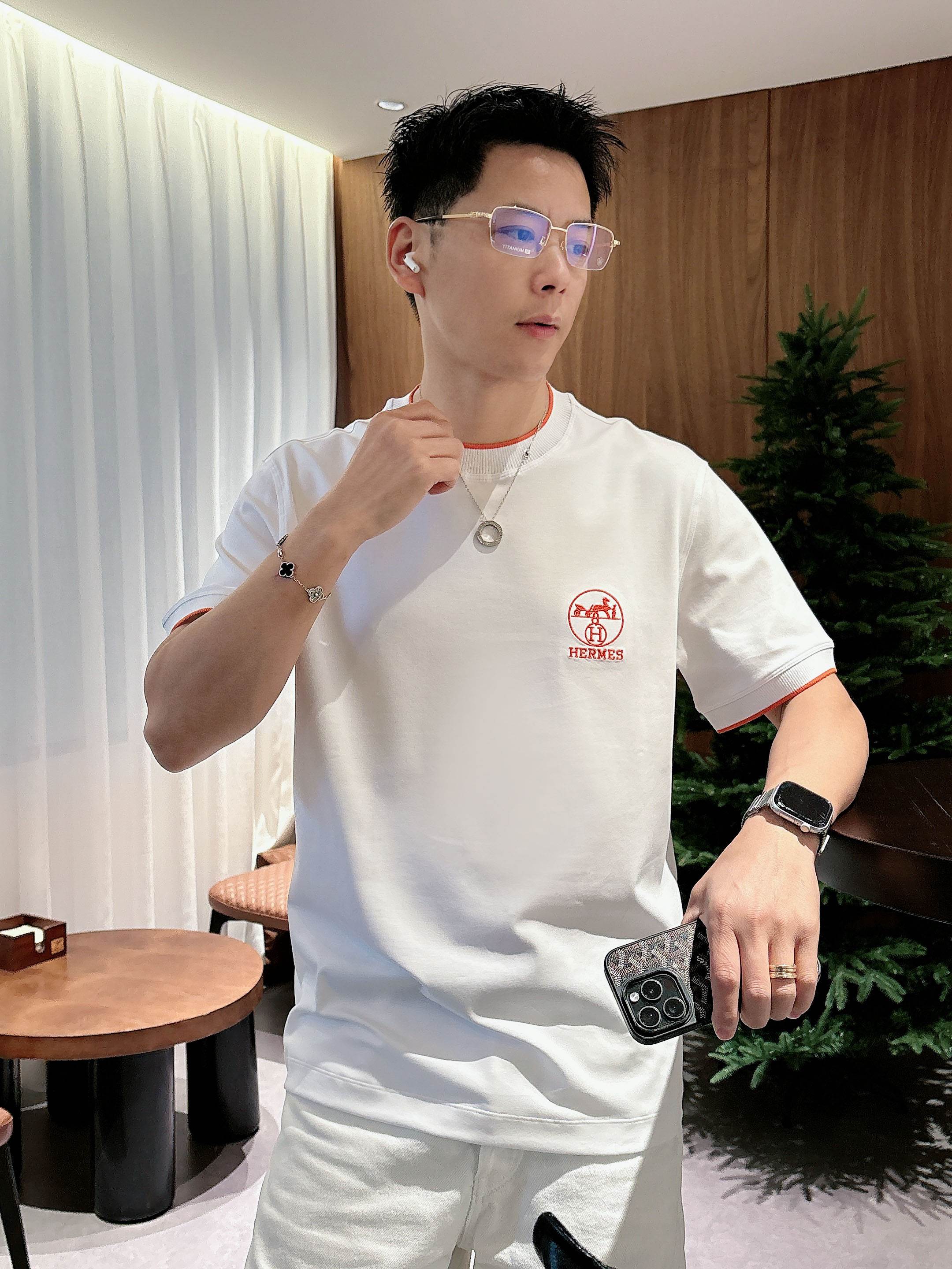 【 爱马仕 2026春夏 · 高阶定制T恤】🔹 核心面料：秘鲁进口匹马棉 × 顶级丝光工艺🔹 核心体感：