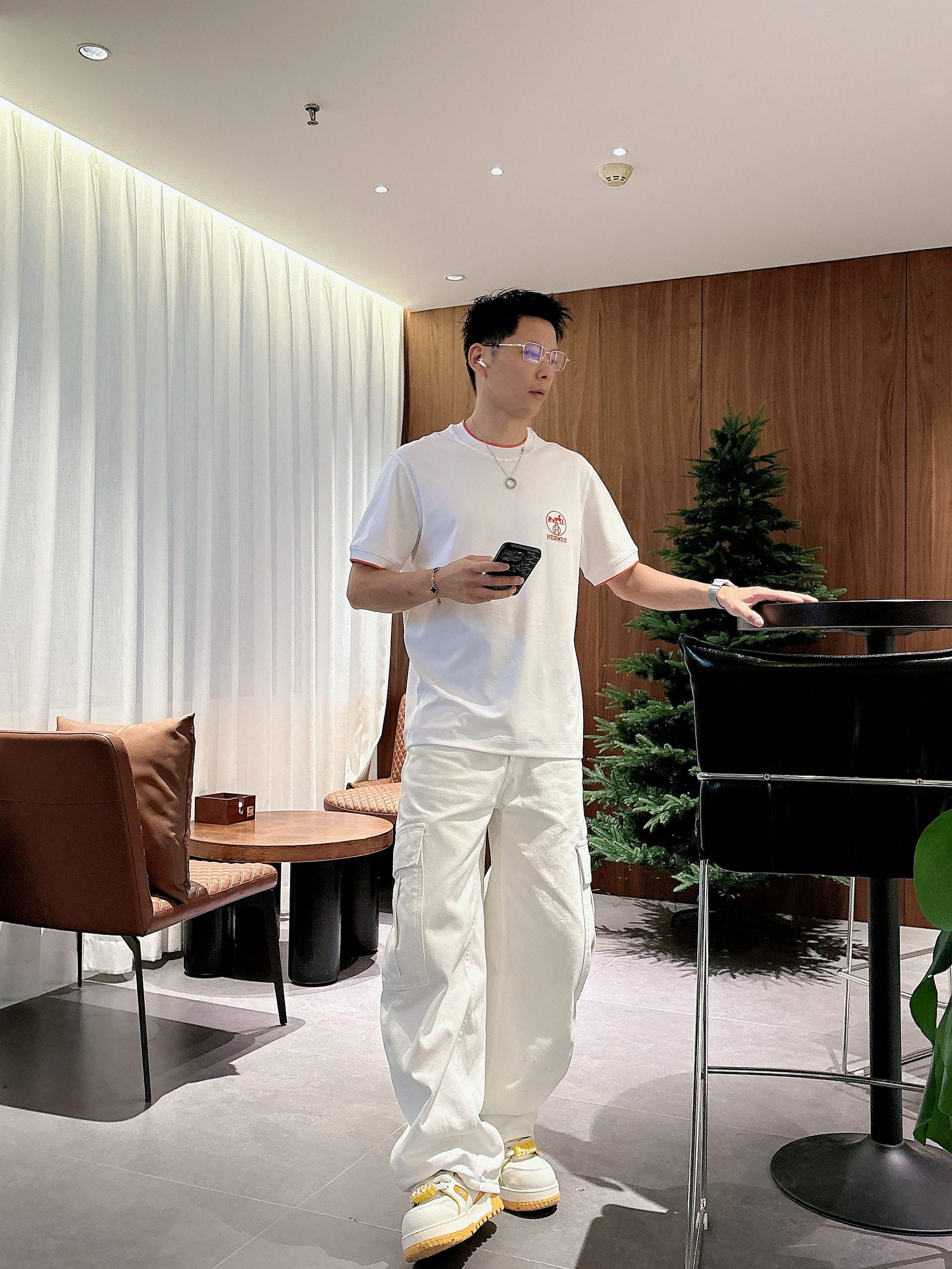 【 爱马仕 2026春夏 · 高阶定制T恤】🔹 核心面料：秘鲁进口匹马棉 × 顶级丝光工艺🔹 核心体感：