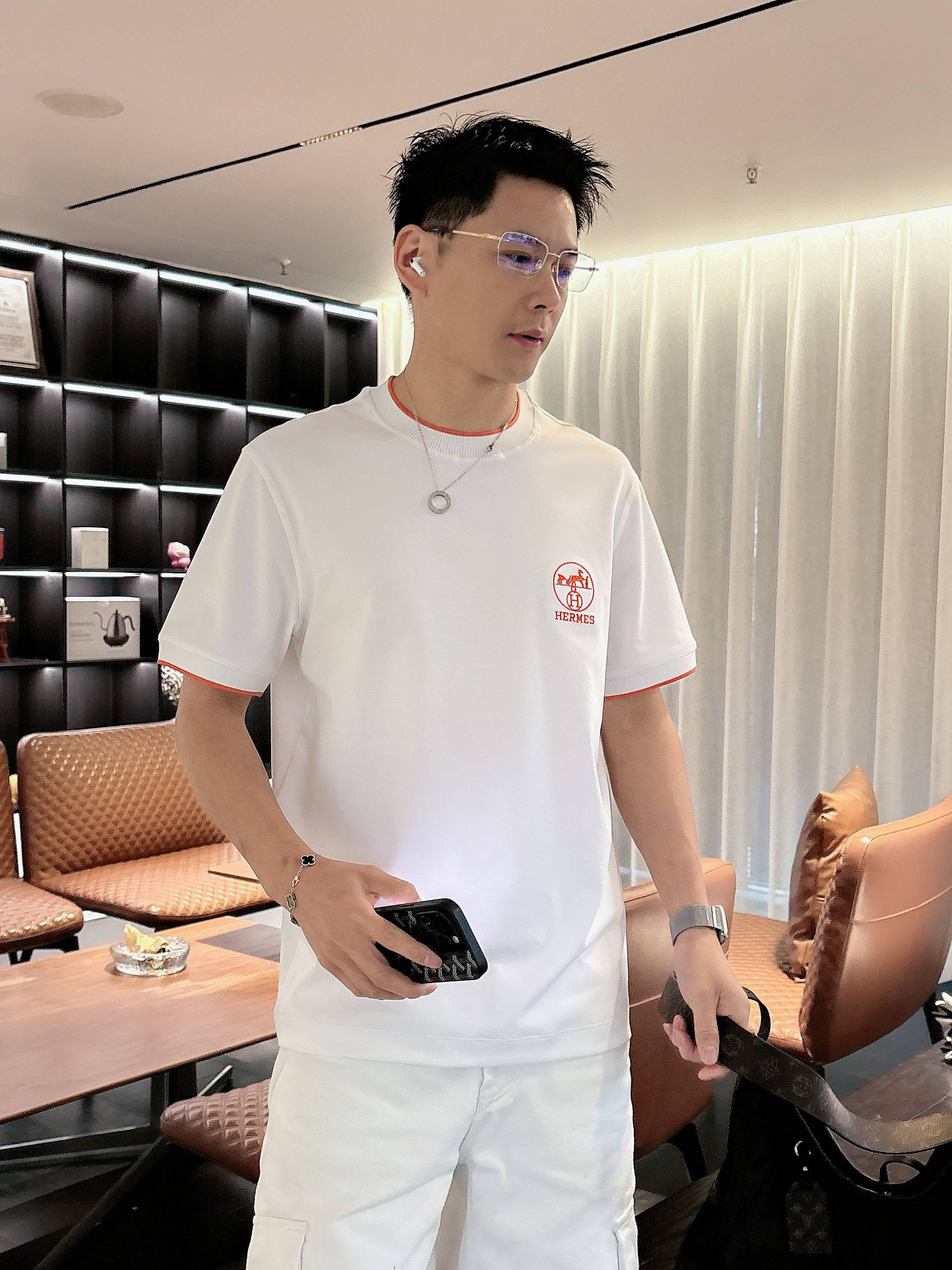 【 爱马仕 2026春夏 · 高阶定制T恤】🔹 核心面料：秘鲁进口匹马棉 × 顶级丝光工艺🔹 核心体感：