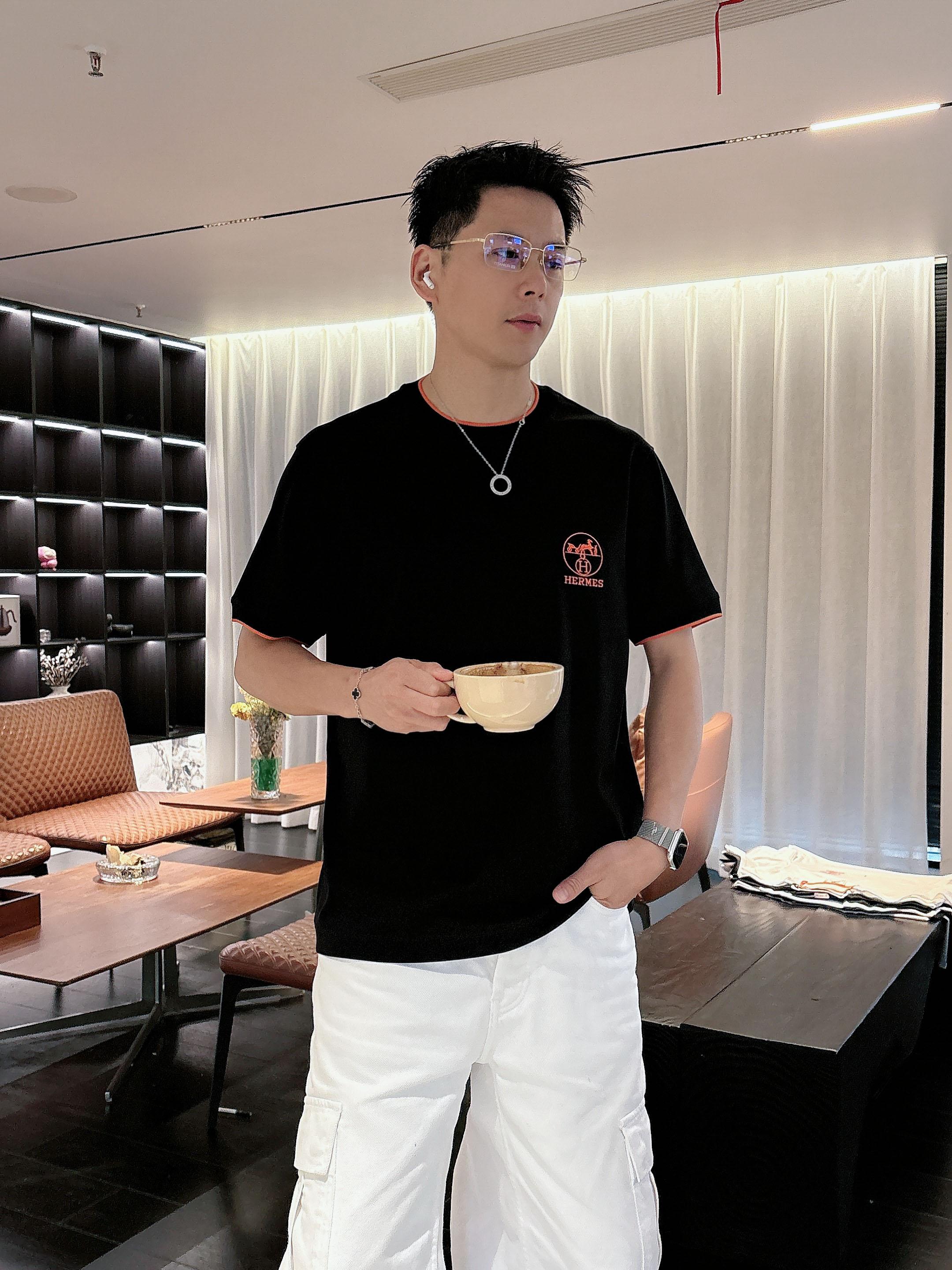 【 爱马仕 2026春夏 · 高阶定制T恤】🔹 核心面料：秘鲁进口匹马棉 × 顶级丝光工艺🔹 核心体感：