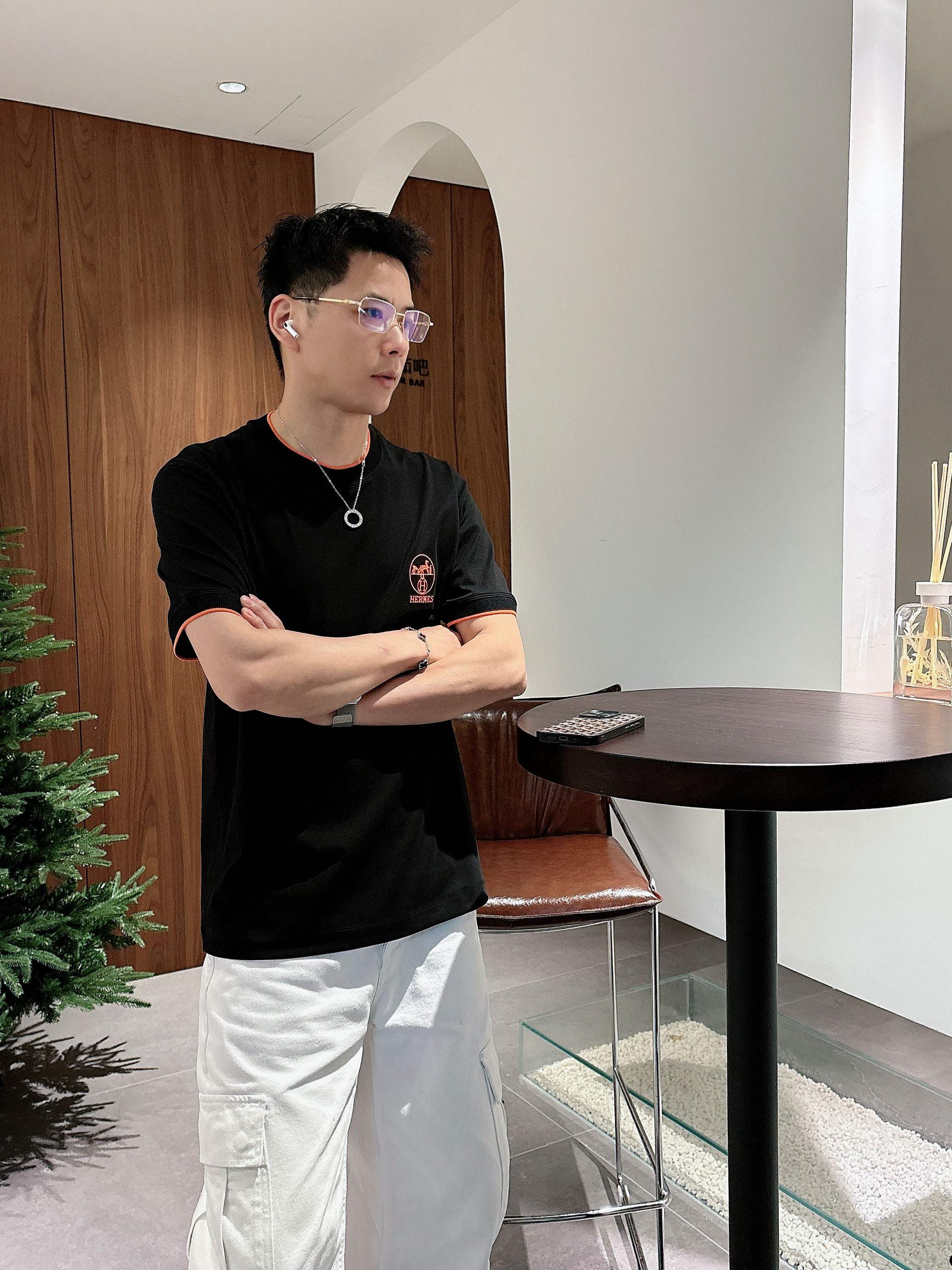 【 爱马仕 2026春夏 · 高阶定制T恤】🔹 核心面料：秘鲁进口匹马棉 × 顶级丝光工艺🔹 核心体感：