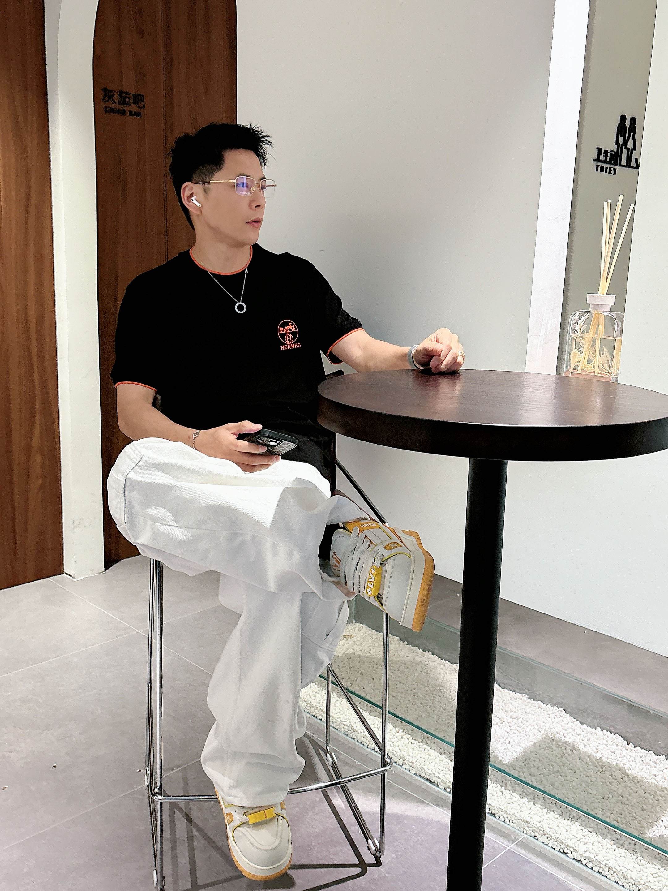 【 爱马仕 2026春夏 · 高阶定制T恤】🔹 核心面料：秘鲁进口匹马棉 × 顶级丝光工艺🔹 核心体感：