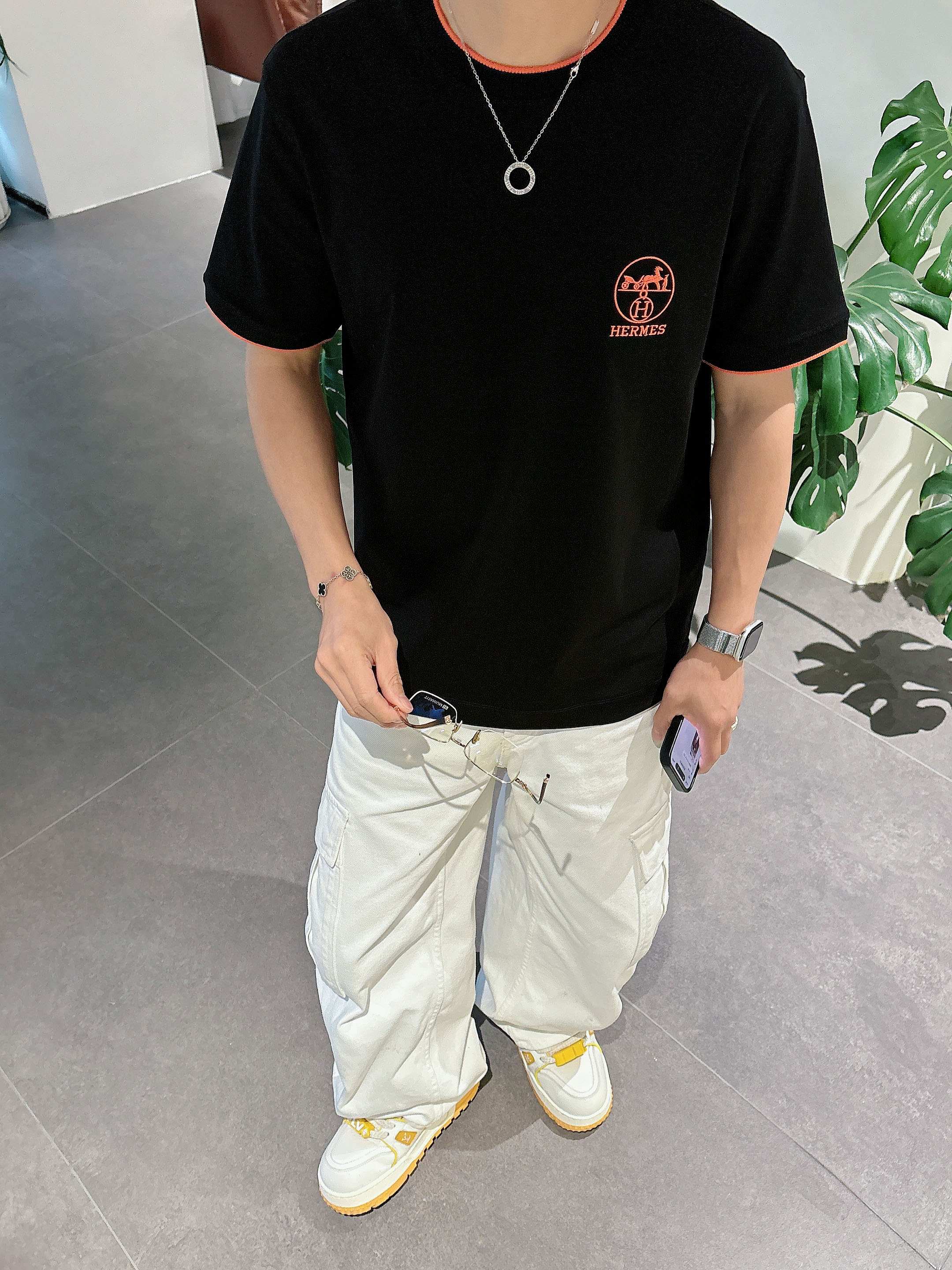 【 爱马仕 2026春夏 · 高阶定制T恤】🔹 核心面料：秘鲁进口匹马棉 × 顶级丝光工艺🔹 核心体感：