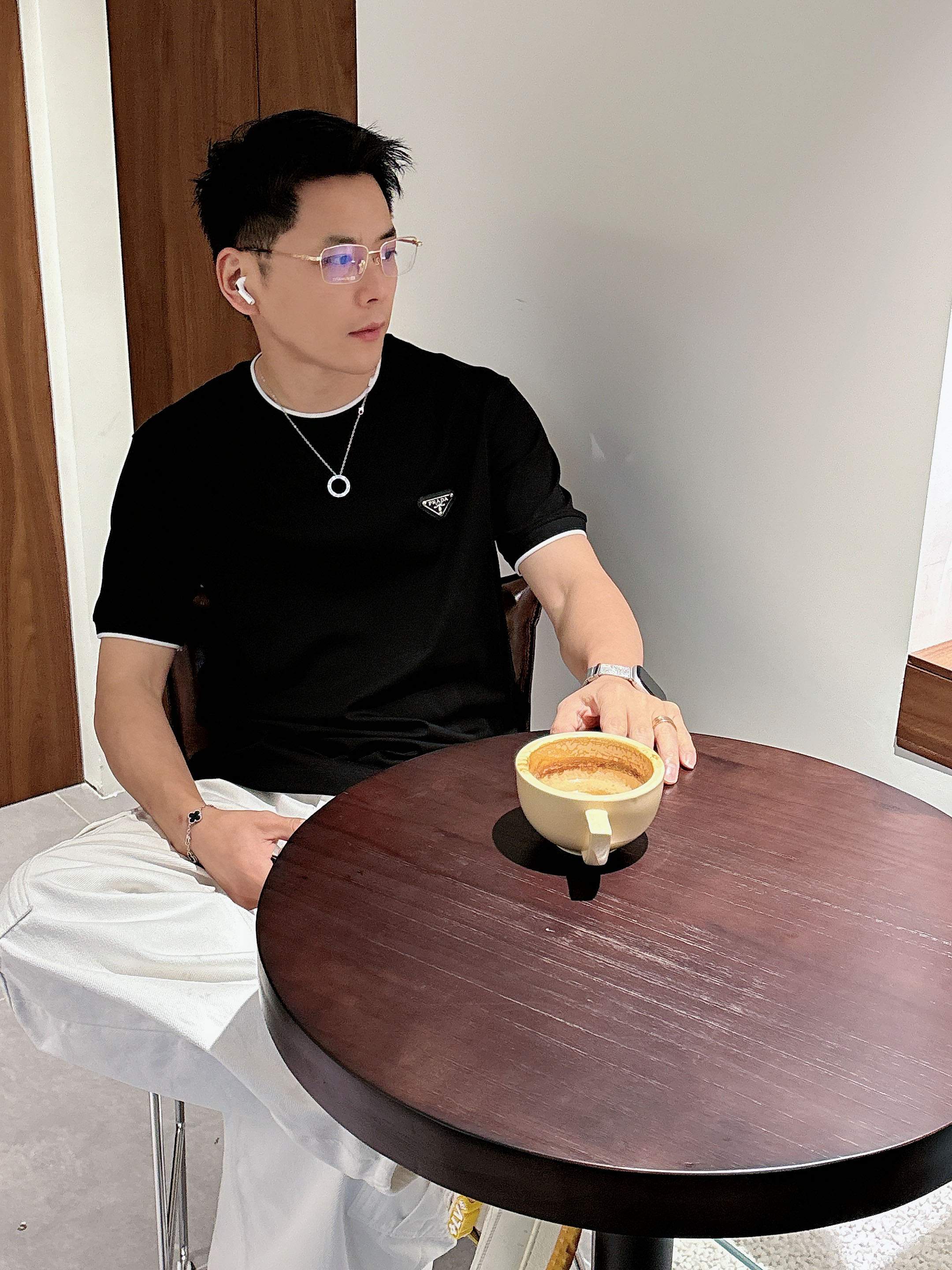 【 普拉达 2026春夏 · 高阶定制T恤】🔹 核心面料：秘鲁进口匹马棉 × 顶级丝光工艺🔹 核心体感：
